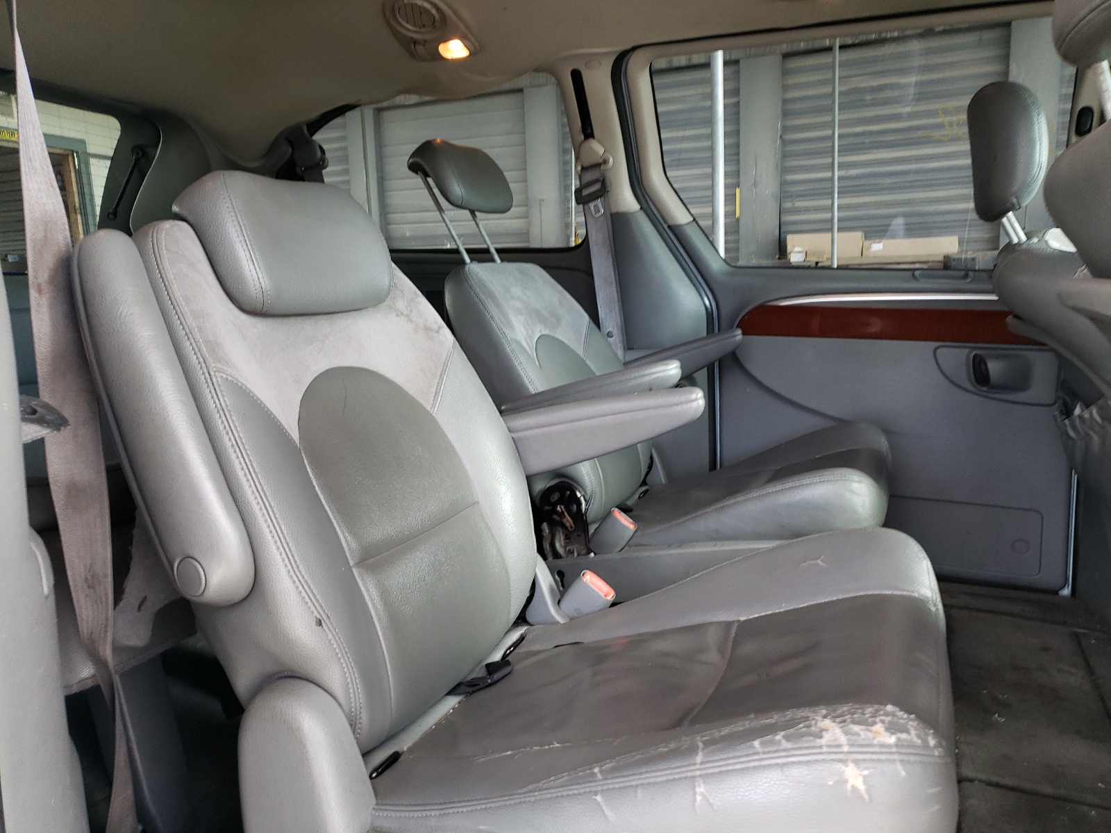 Photo 6 from auction – 2006 CHRYSLER TOWN & COU with VIN 2A8GP64L66R716362