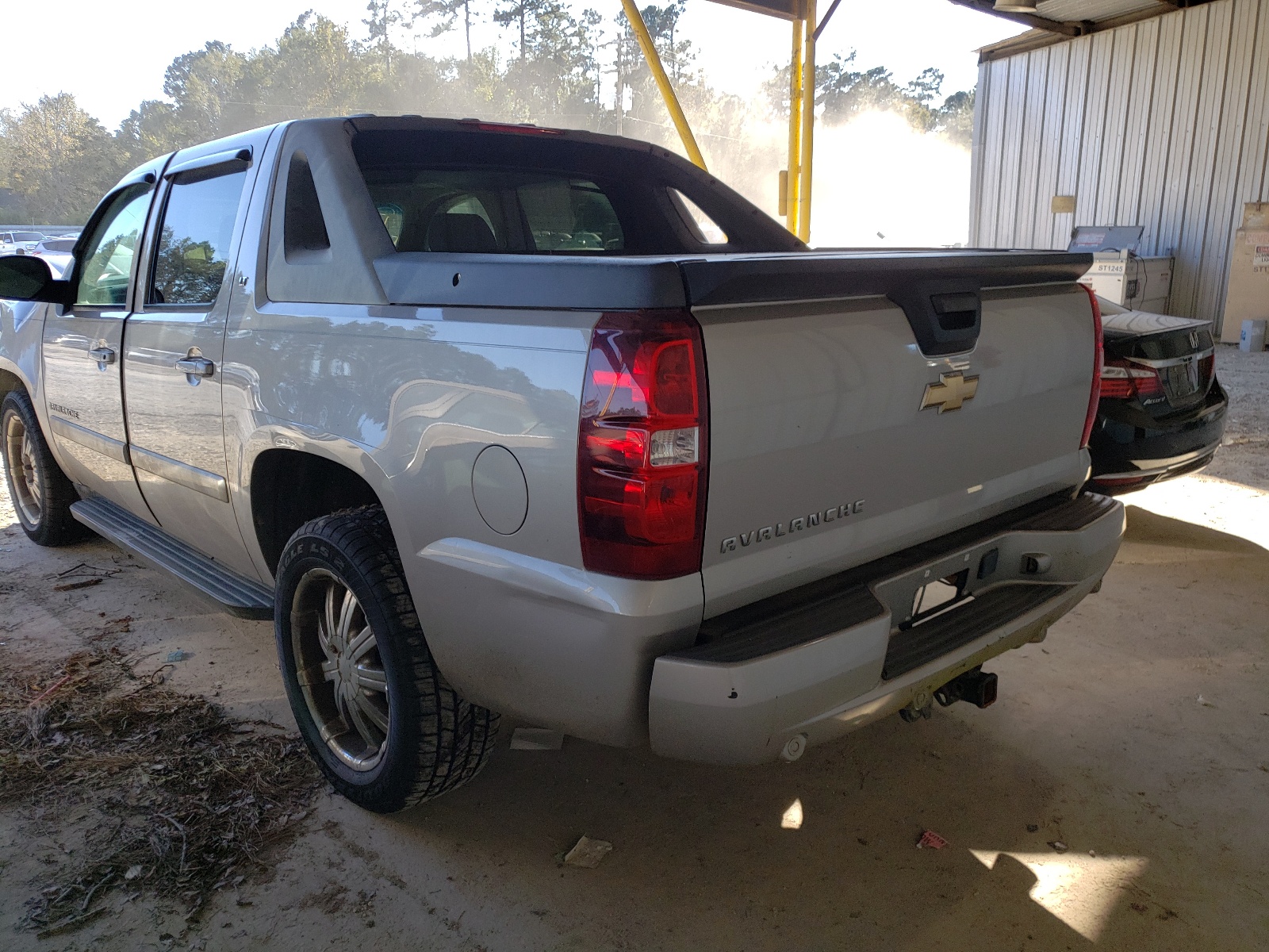 Photo 3 from auction – 2007 CHEVROLET AVALANCHE with VIN 3GNEC12J17G174536