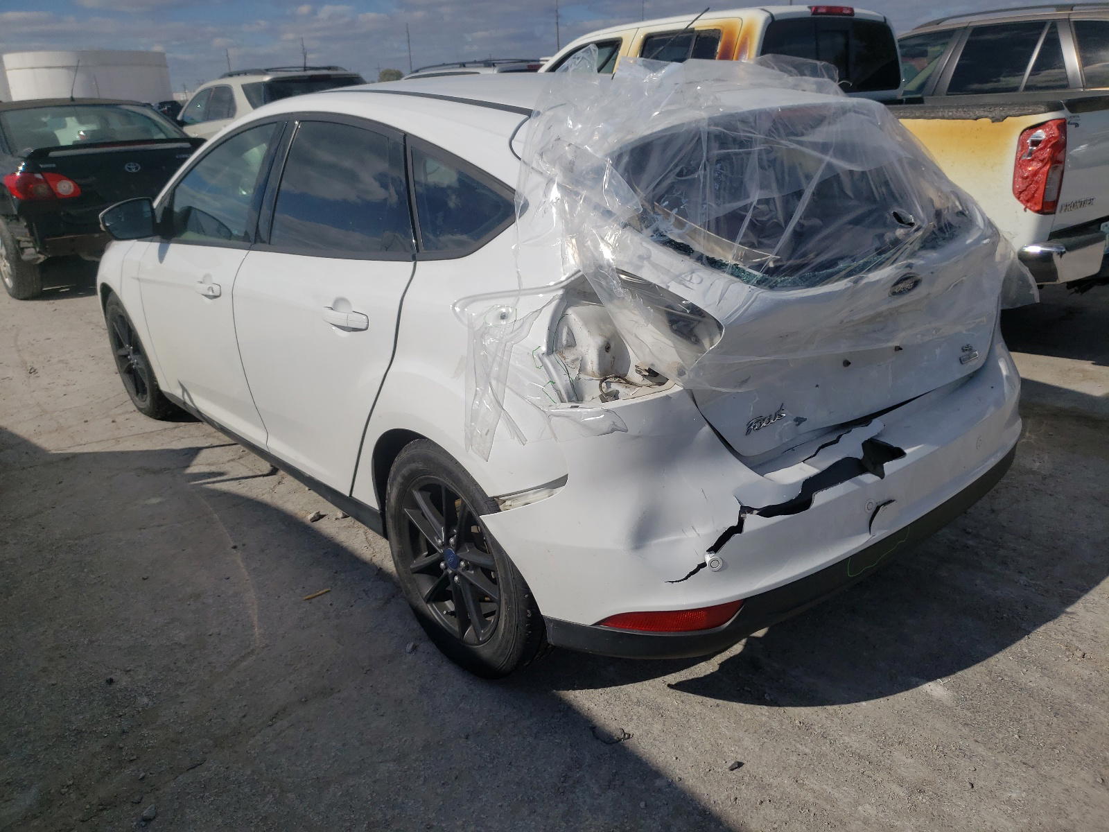 Photo 3 from auction – 2015 FORD FOCUS SE with VIN 1FADP3KE3FL281053