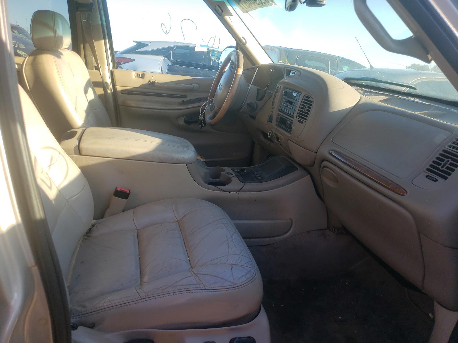 Photo 5 from auction – 2000 LINCOLN NAVIGATOR with VIN 5LMFU28A7YLJ20341