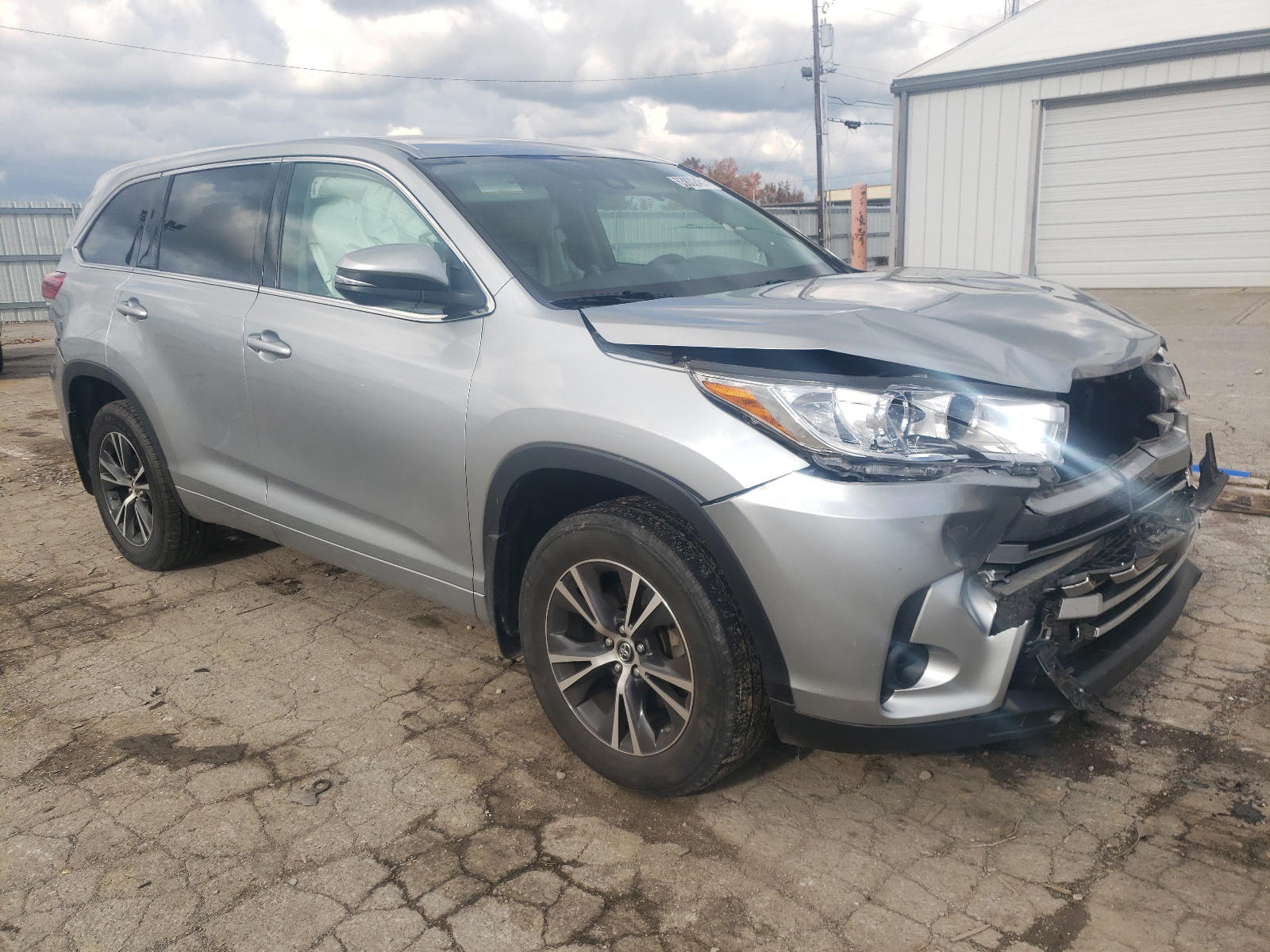 TOYOTA HIGHLANDER 2017 with VIN 5TDBZRFH5HS427814 - Photo from auction