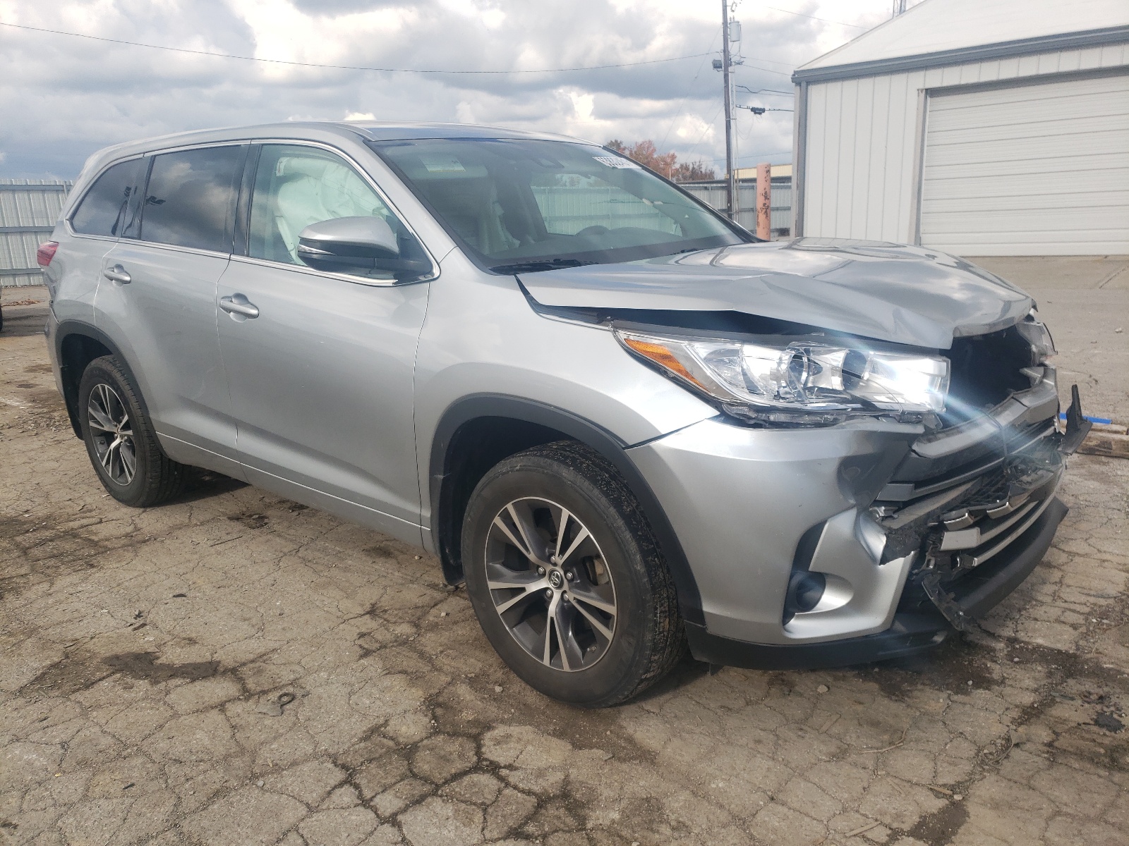 TOYOTA HIGHLANDER 2017 с VIN 5TDBZRFH5HS427814 - Фото с аукциона