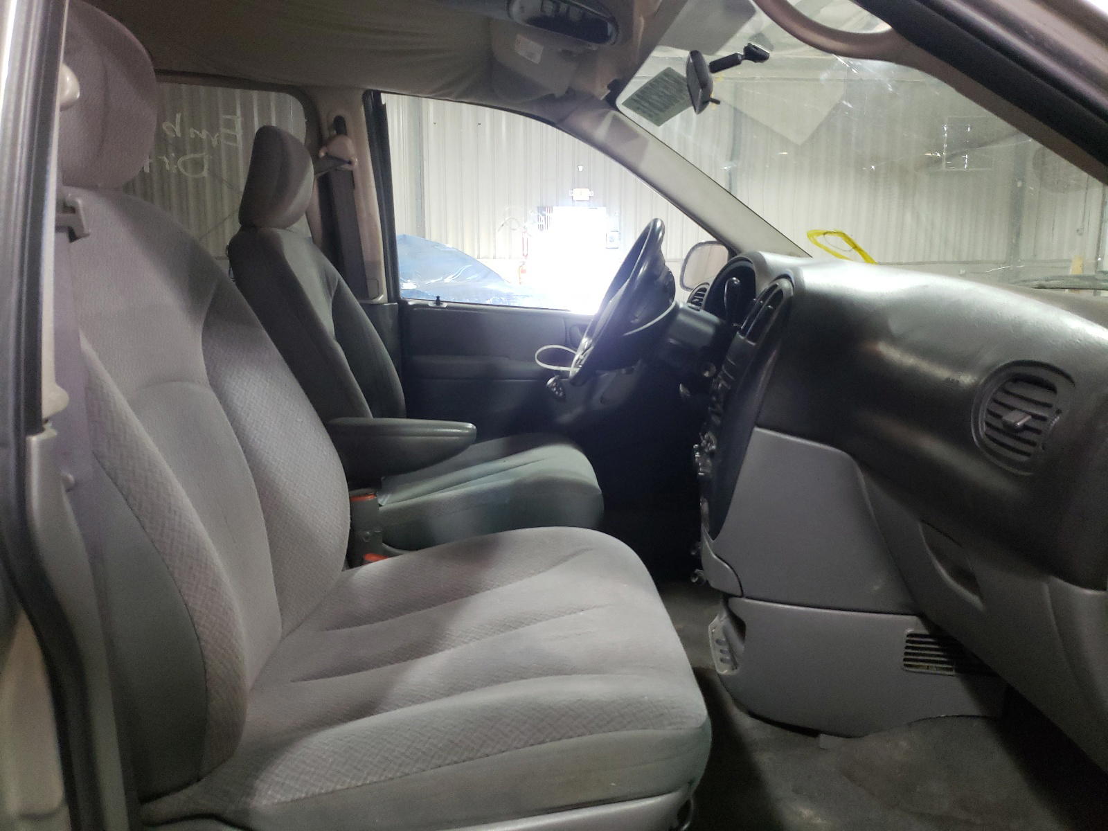Photo 5 from auction – 2005 DODGE GRAND CARA with VIN 2D4GP44L65R302852