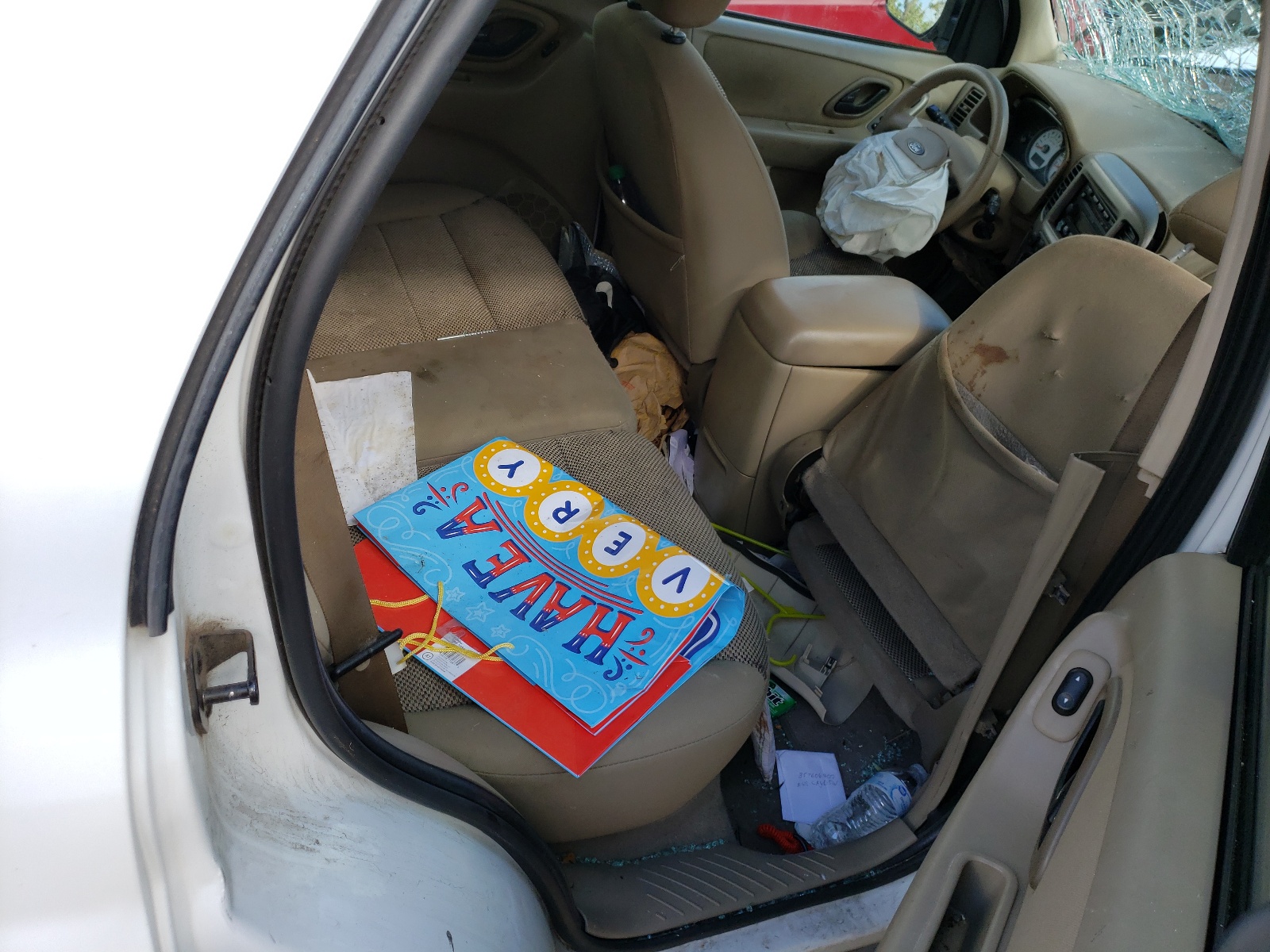 Photo 6 from auction – 2005 FORD ESCAPE XLT with VIN 1FMYU93165KA65443