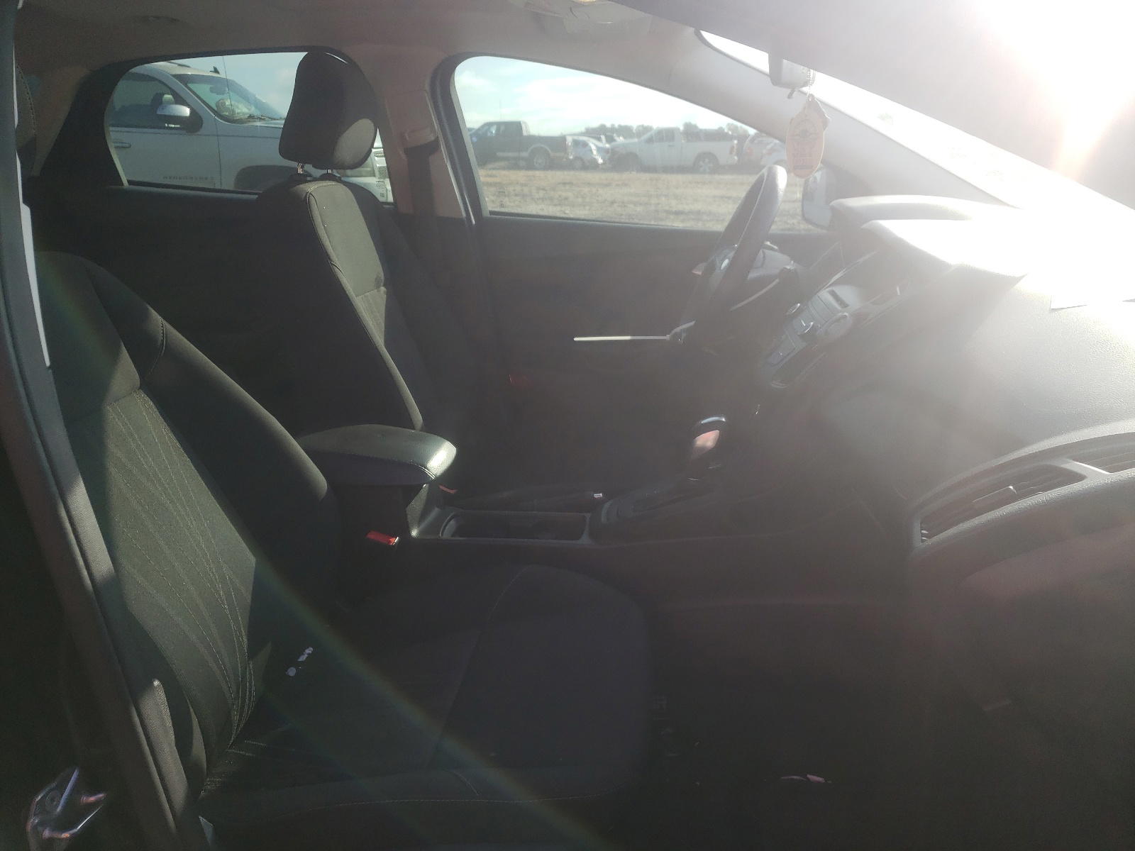 Photo 5 from auction – 2015 FORD FOCUS SE with VIN 1FADP3K22FL292180