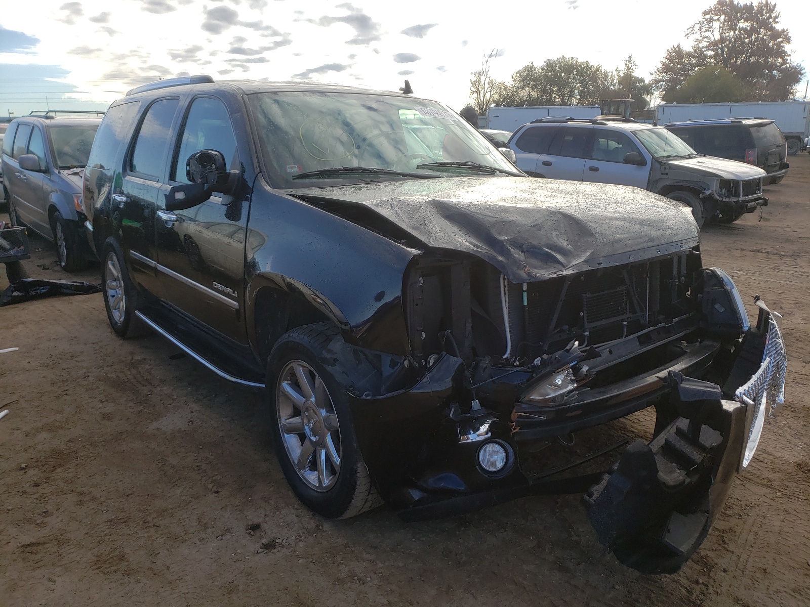 صورة رقم 1 من المزاد - 2011 GMC YUKON DENA مع VIN 1GKS2EEFXBR388239