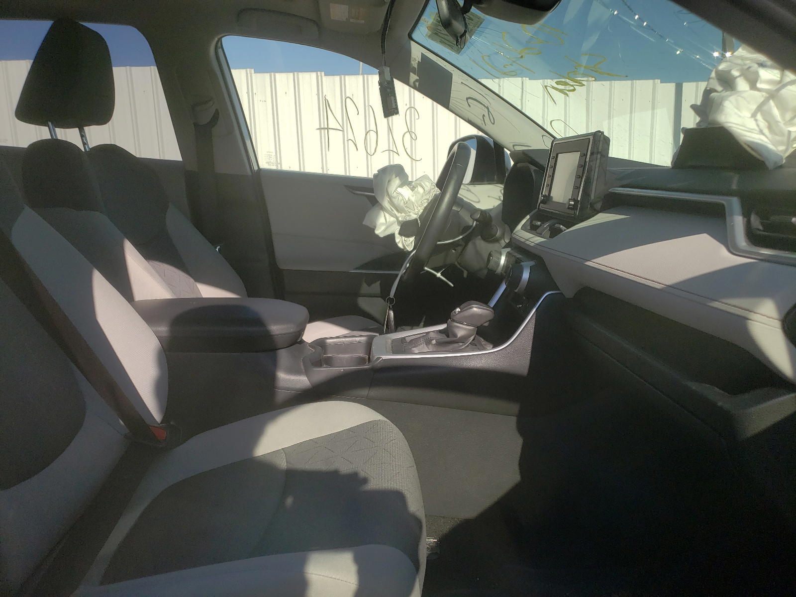 Photo 5 from auction – 2019 TOYOTA RAV4 XLE with VIN JTMP1RFV0KD016164