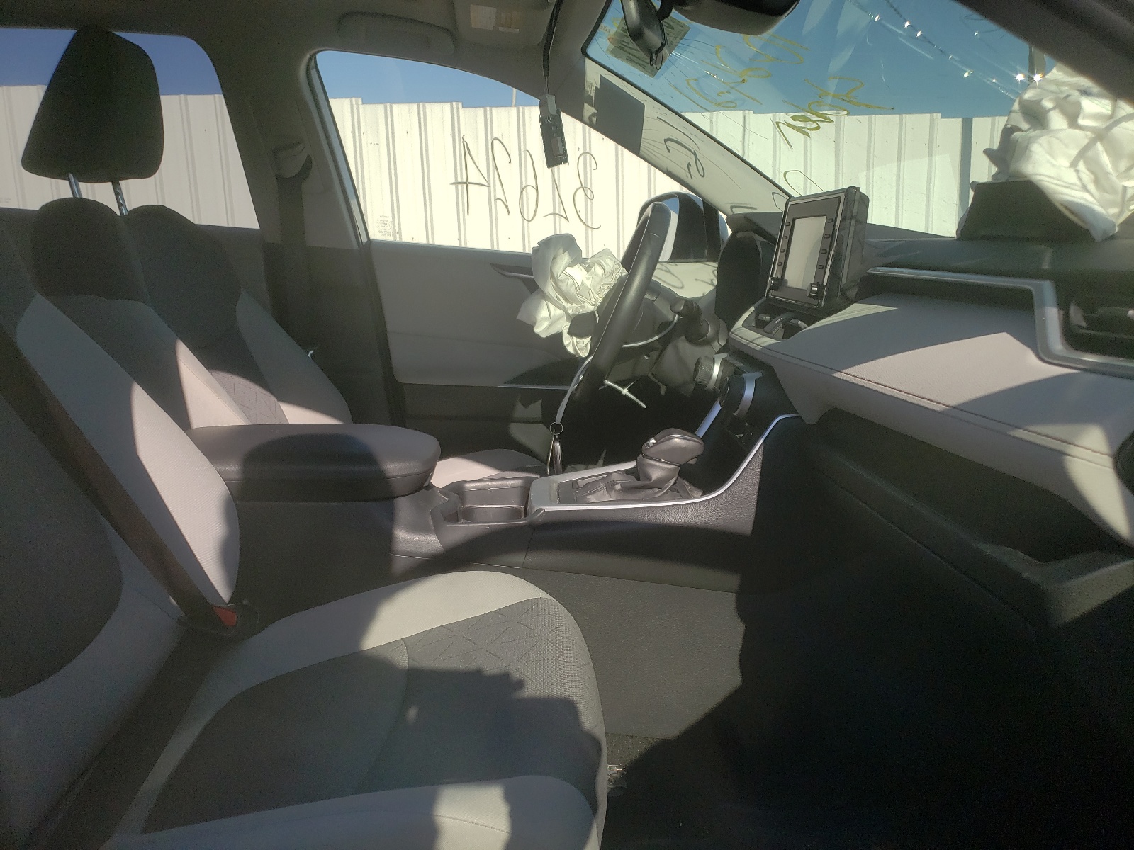 Zdjęcie 5 z aukcji – 2019 TOYOTA RAV4 XLE z VIN JTMP1RFV0KD016164