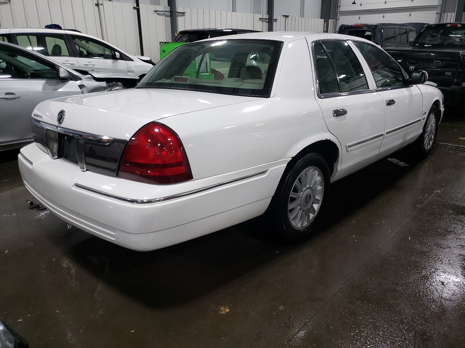 Photo 4 from auction – 2010 MERCURY GRAND MARQ with VIN 2MEBM7FV8AX609024
