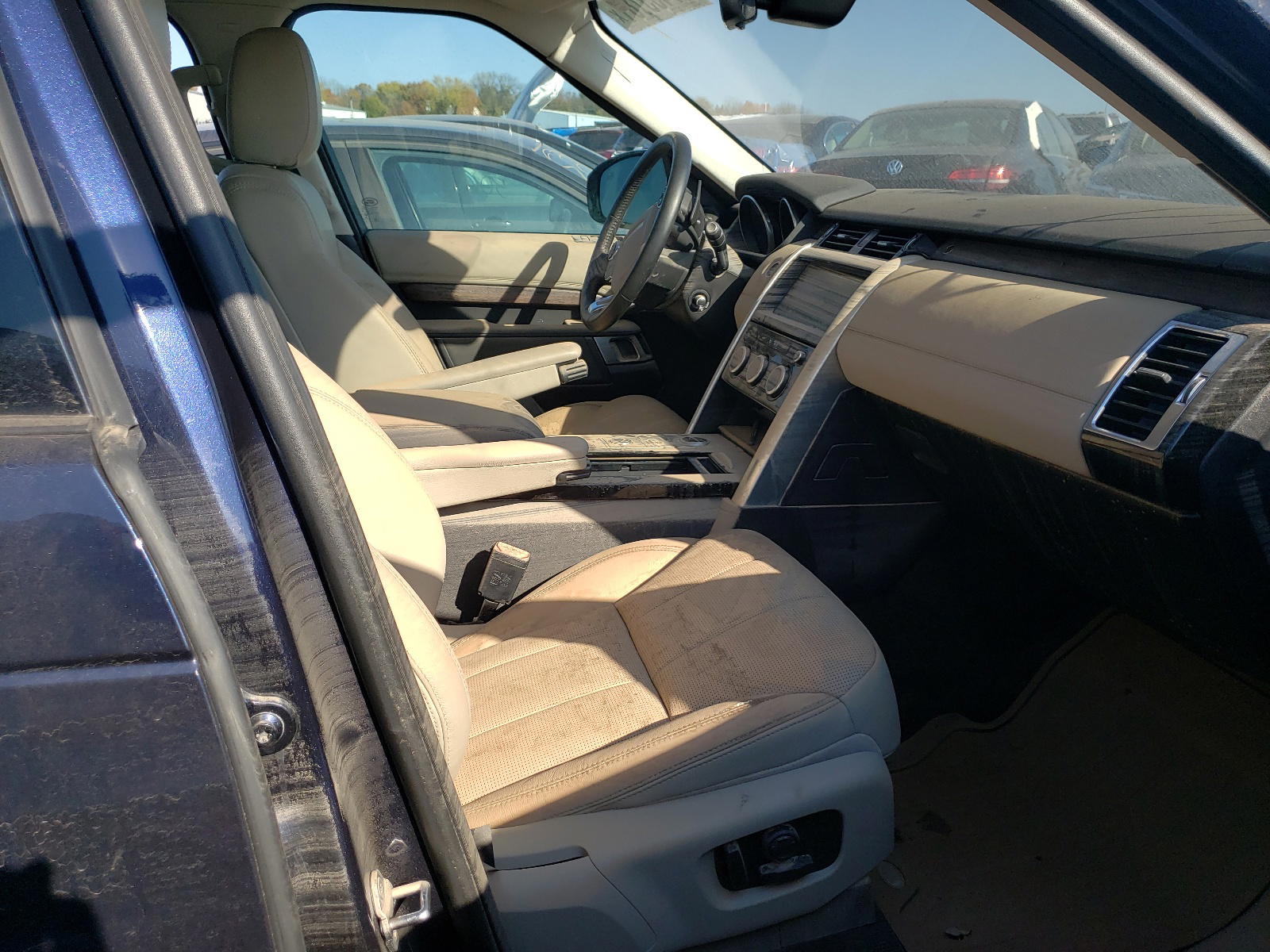 Photo 5 from auction – 2017 LAND ROVER DISCOVERY with VIN SALRRBBV5HA010989