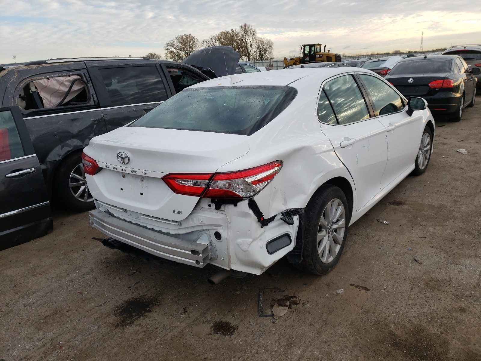 Photo 4 from auction – 2019 TOYOTA CAMRY L with VIN 4T1B11HK2KU257587