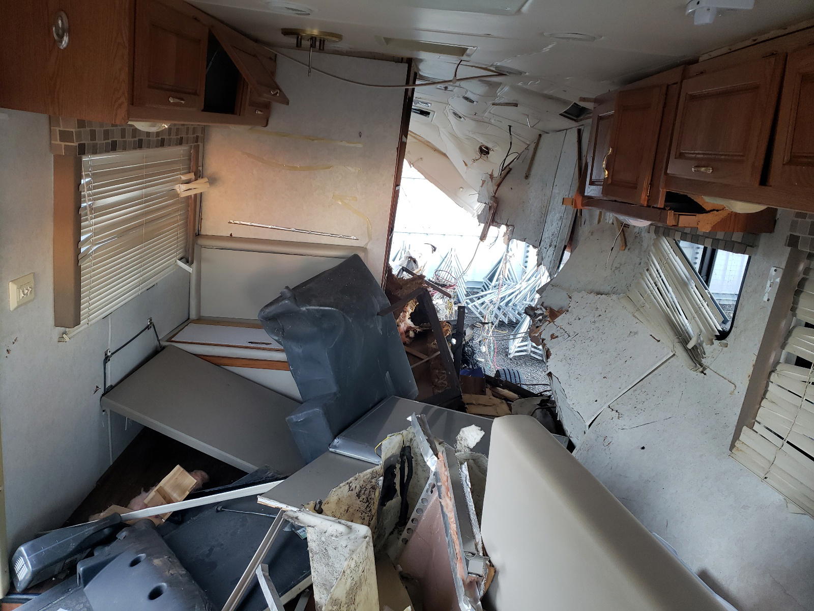 Photo 6 from auction – 1998 HOLI MOTORHOME with VIN 3FCMF53G2VJA24960