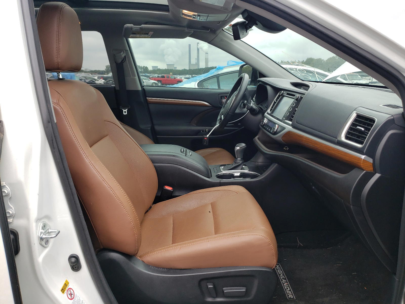 Photo 5 from auction – 2017 TOYOTA HIGHLANDER with VIN 5TDDGRFH0HS030350