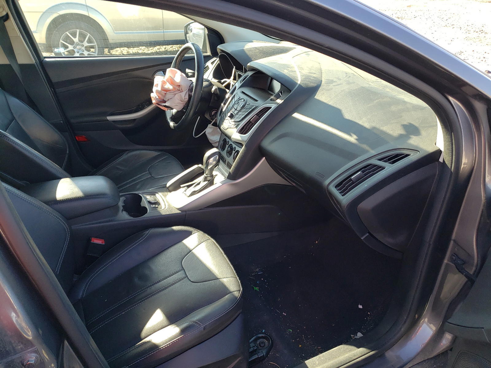 Photo 5 from auction – 2014 FORD FOCUS SE with VIN 1FADP3F2XEL405690