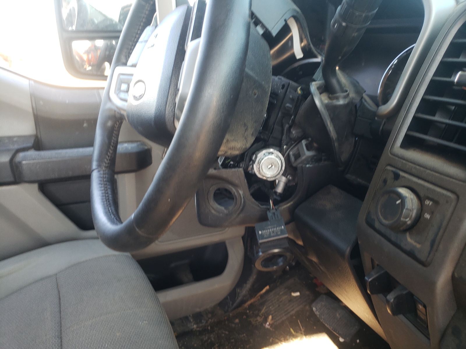 Photo 9 from auction – 2017 FORD F350 SUPER with VIN 1FT8X3B64HEC39843