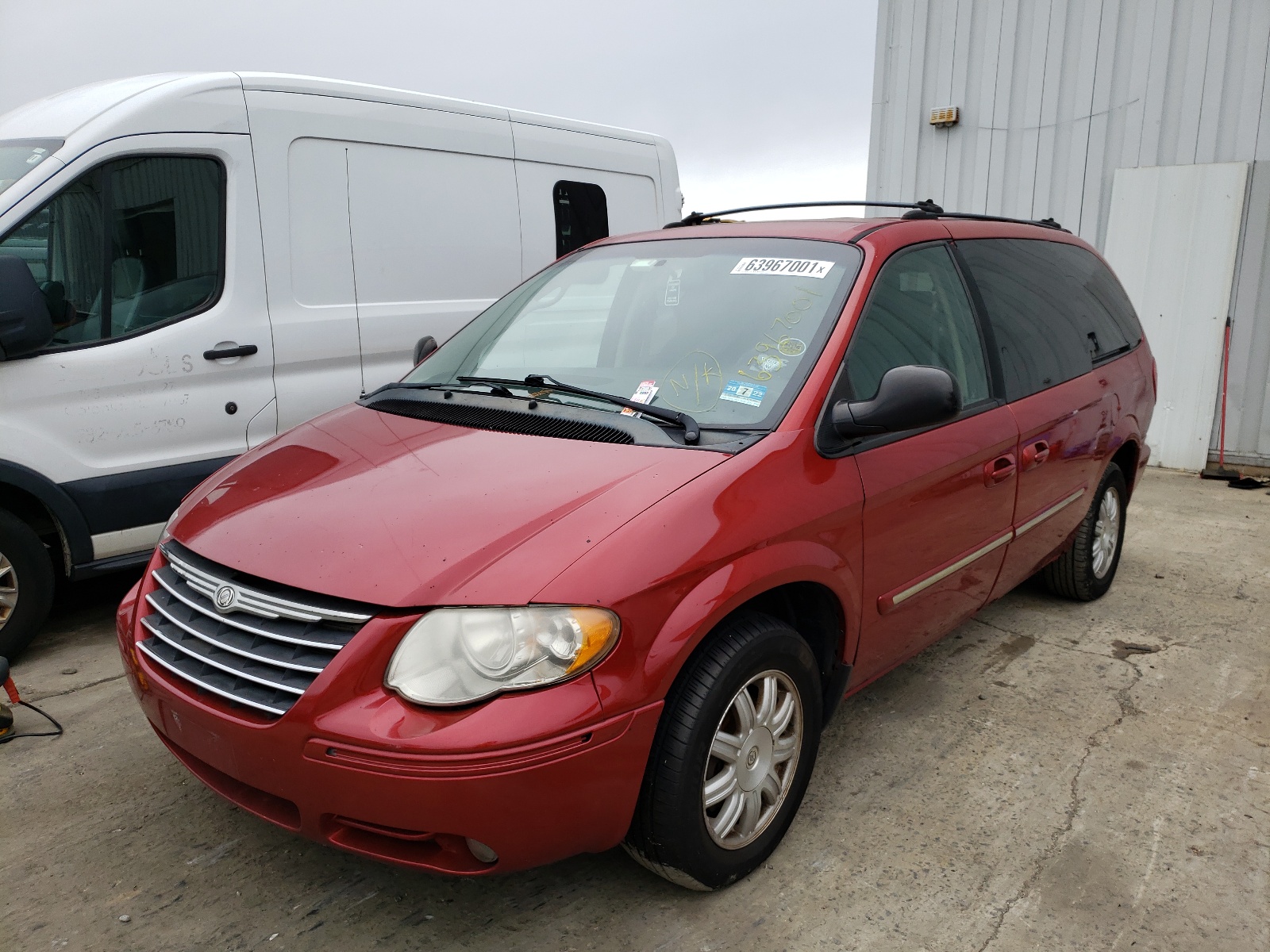 Photo 2 from auction – 2005 CHRYSLER TOWN & COU with VIN 2C4GP54L85R232872