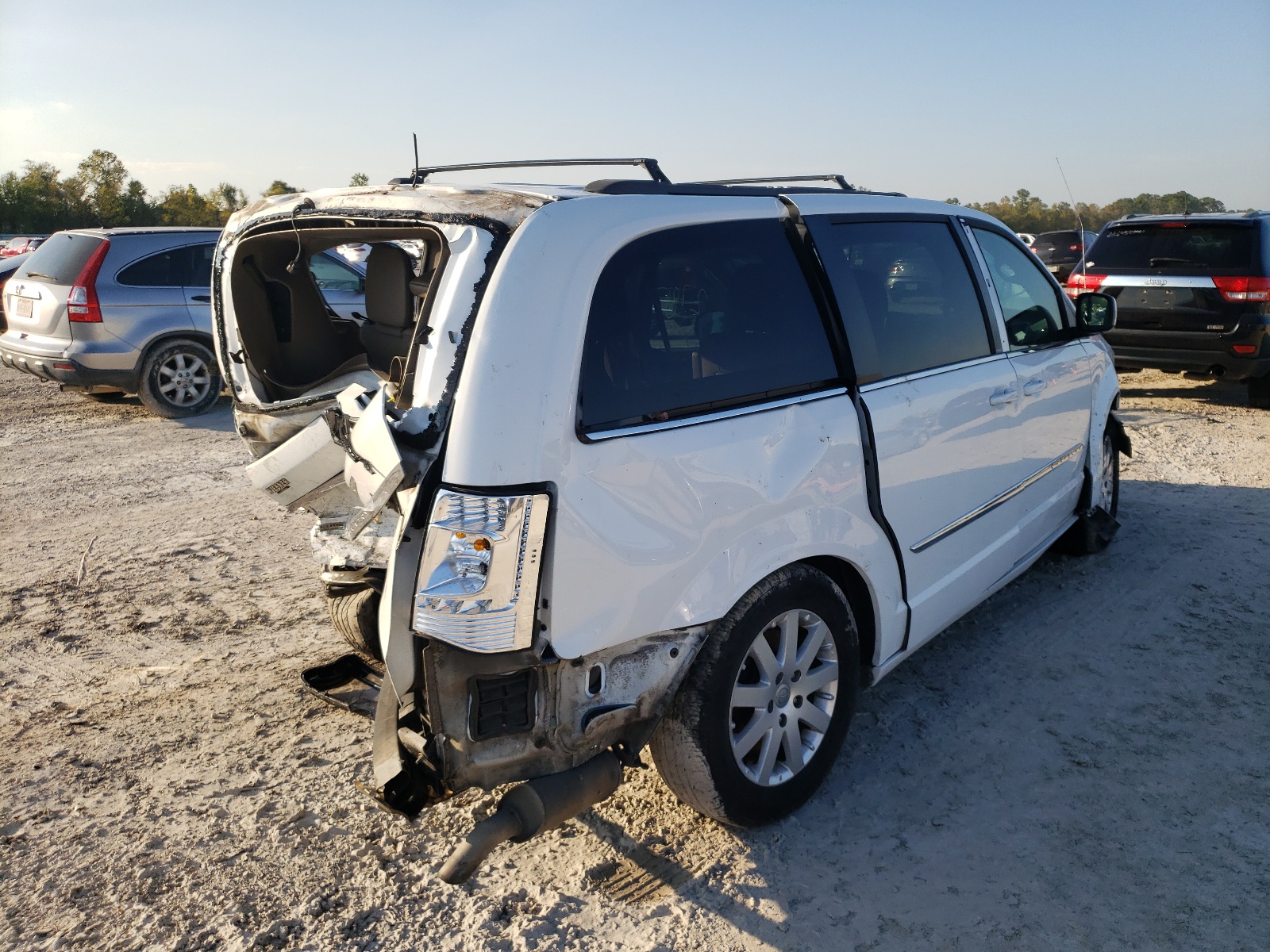 Photo 4 from auction – 2014 CHRYSLER TOWN & COU with VIN 2C4RC1BG5ER123983