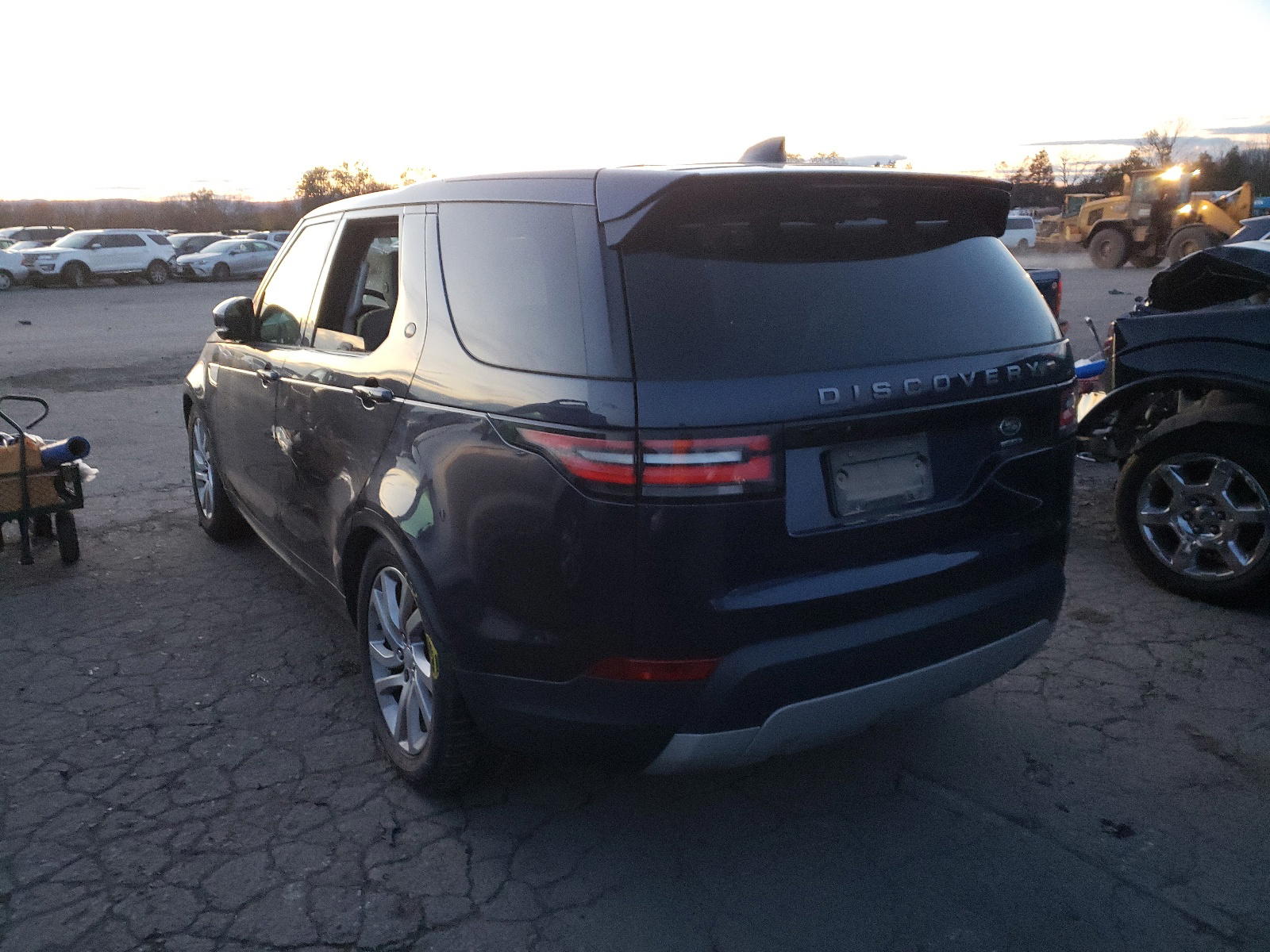 Photo 3 from auction – 2017 LAND ROVER DISCOVERY with VIN SALRRBBV5HA010989