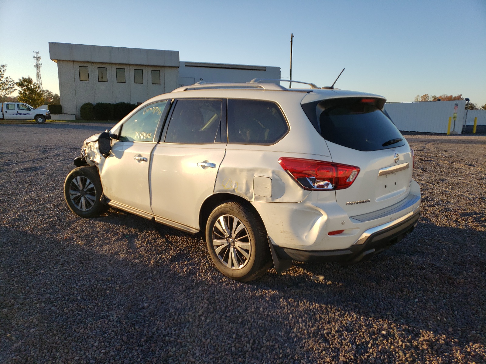 Photo 3 from auction – 2017 NISSAN PATHFINDER with VIN 5N1DR2MM8HC606250