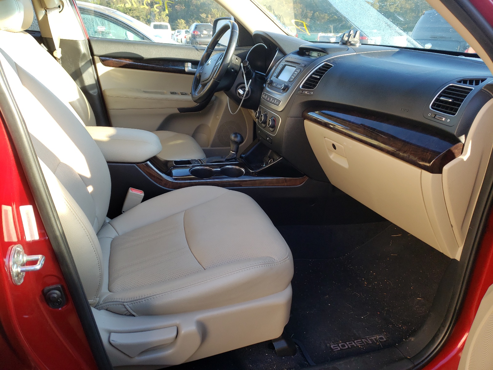 Photo 5 from auction – 2015 KIA SORENTO LX with VIN 5XYKT3A62FG655428