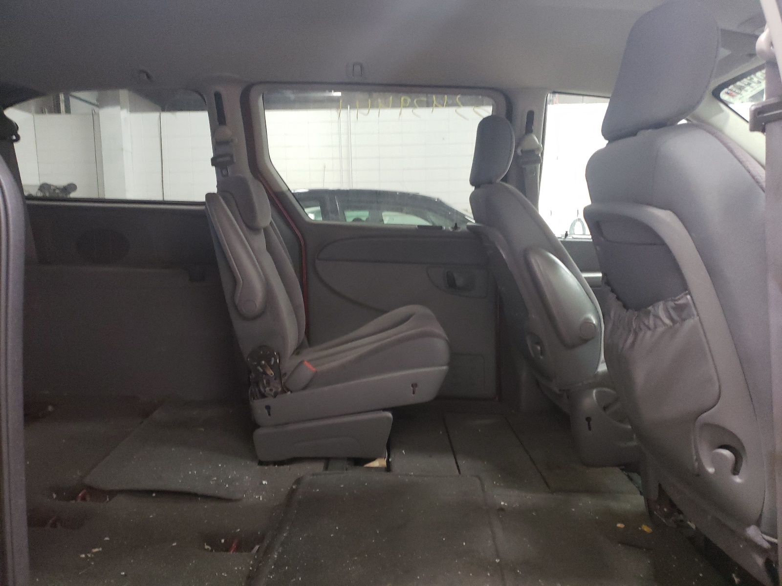 Photo 6 from auction – 2006 CHRYSLER TOWN & COU with VIN 1A4GP44R96B609850
