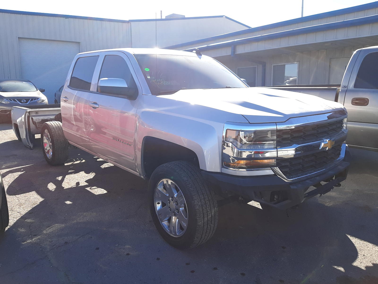 CHEVROLET SILVERADO 2018 with VIN 3GCUKREC9JG464002 - Photo from auction