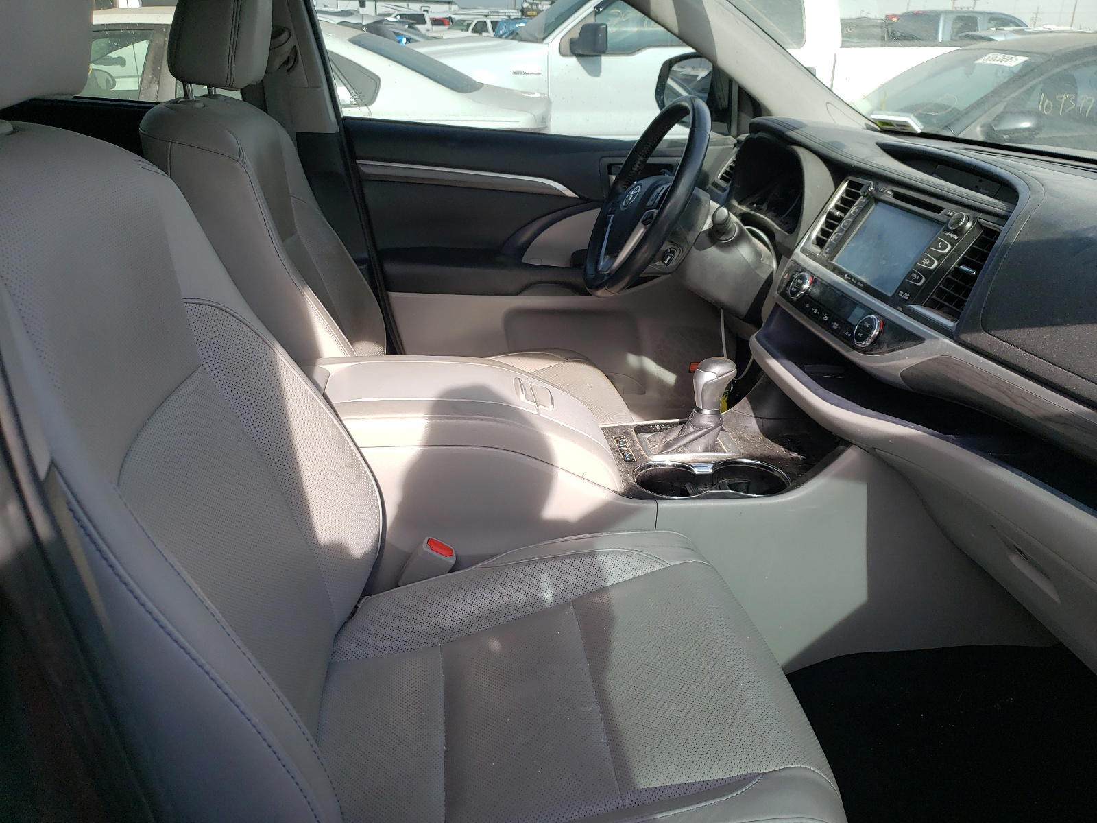 Photo 5 from auction – 2017 TOYOTA HIGHLANDER with VIN 5TDDGRFH8HS024408