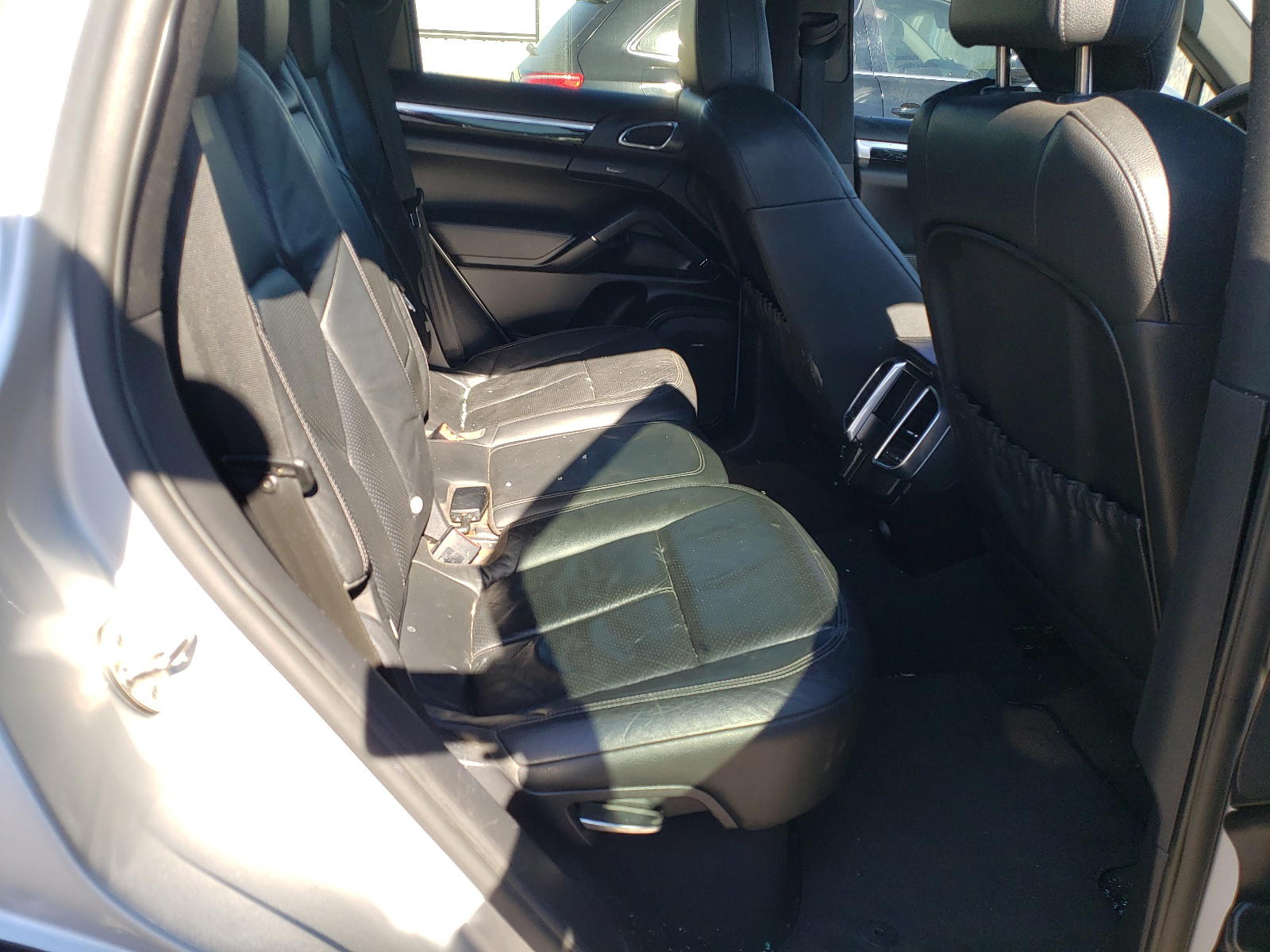 Photo 6 from auction – 2011 PORSCHE CAYENNE S with VIN WP1AB2A27BLA46242