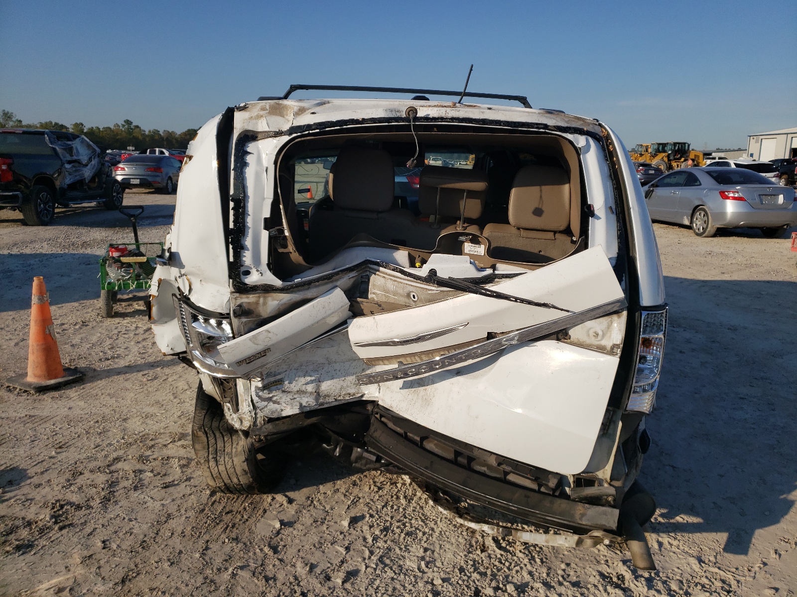 Photo 9 from auction – 2014 CHRYSLER TOWN & COU with VIN 2C4RC1BG5ER123983