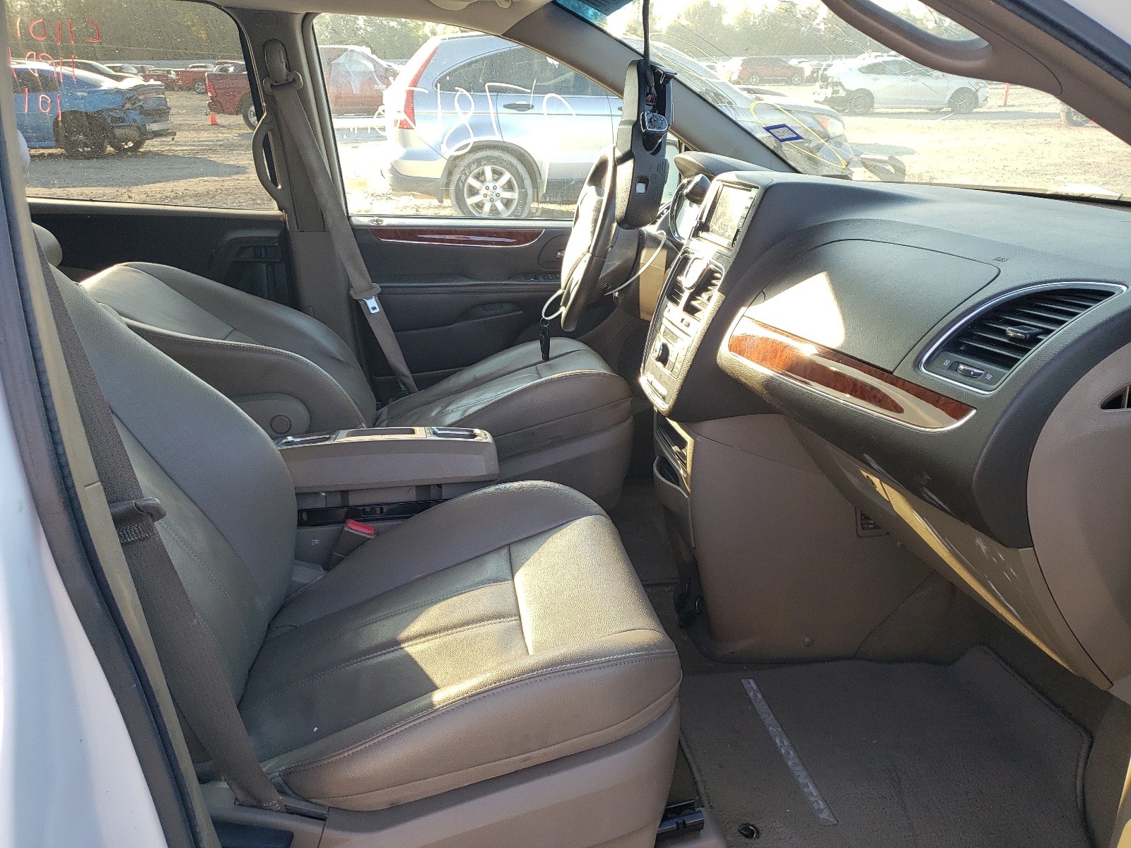 Photo 5 from auction – 2014 CHRYSLER TOWN & COU with VIN 2C4RC1BG5ER123983