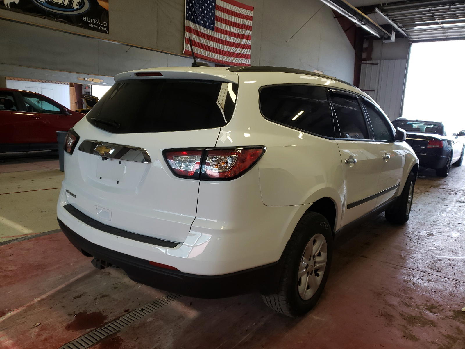 Photo 4 from auction – 2017 CHEVROLET TRAVERSE L with VIN 1GNKRFED4HJ249945