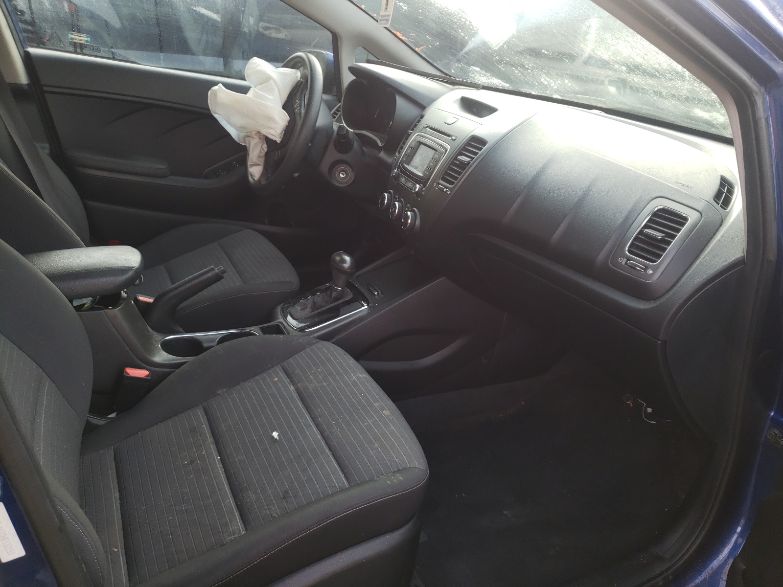 Zdjęcie 5 z aukcji – 2017 KIA FORTE LX z VIN 3KPFL4A70HE132151