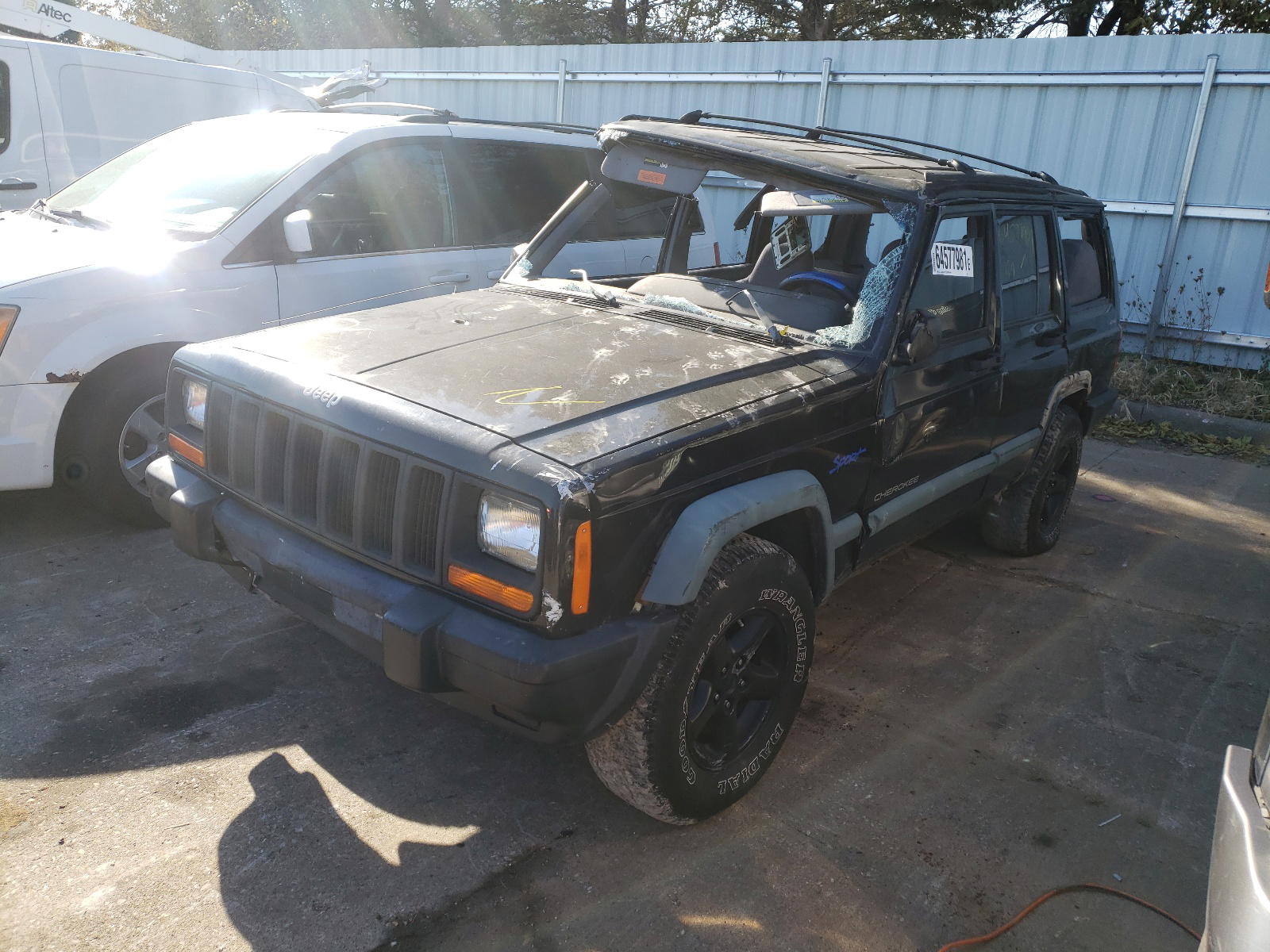 Photo 2 from auction – 1998 JEEP CHEROKEE with VIN 1J4FJ68S6WL203556