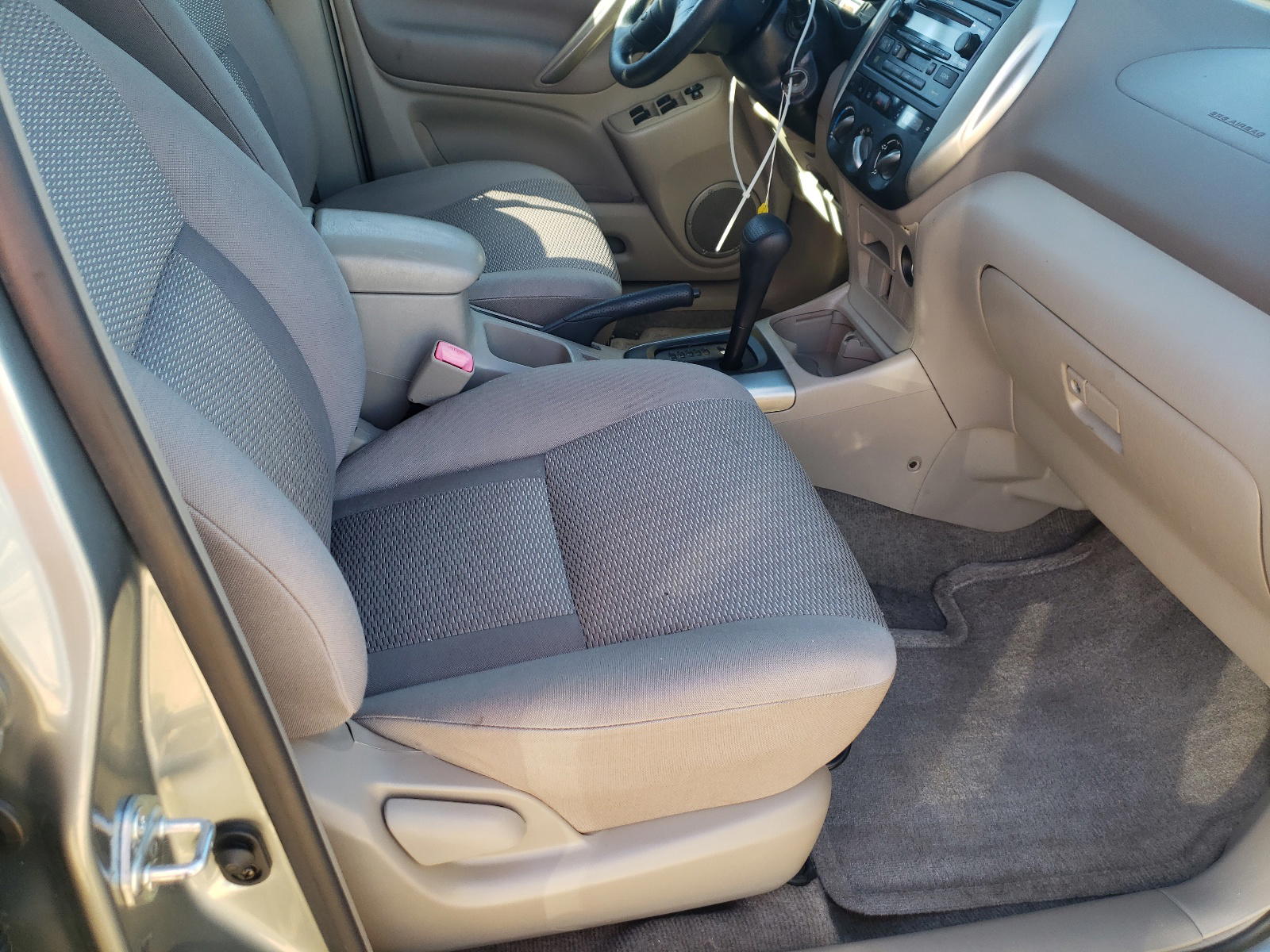 Photo 5 from auction – 2005 TOYOTA RAV4 with VIN JTEGD20V650081969