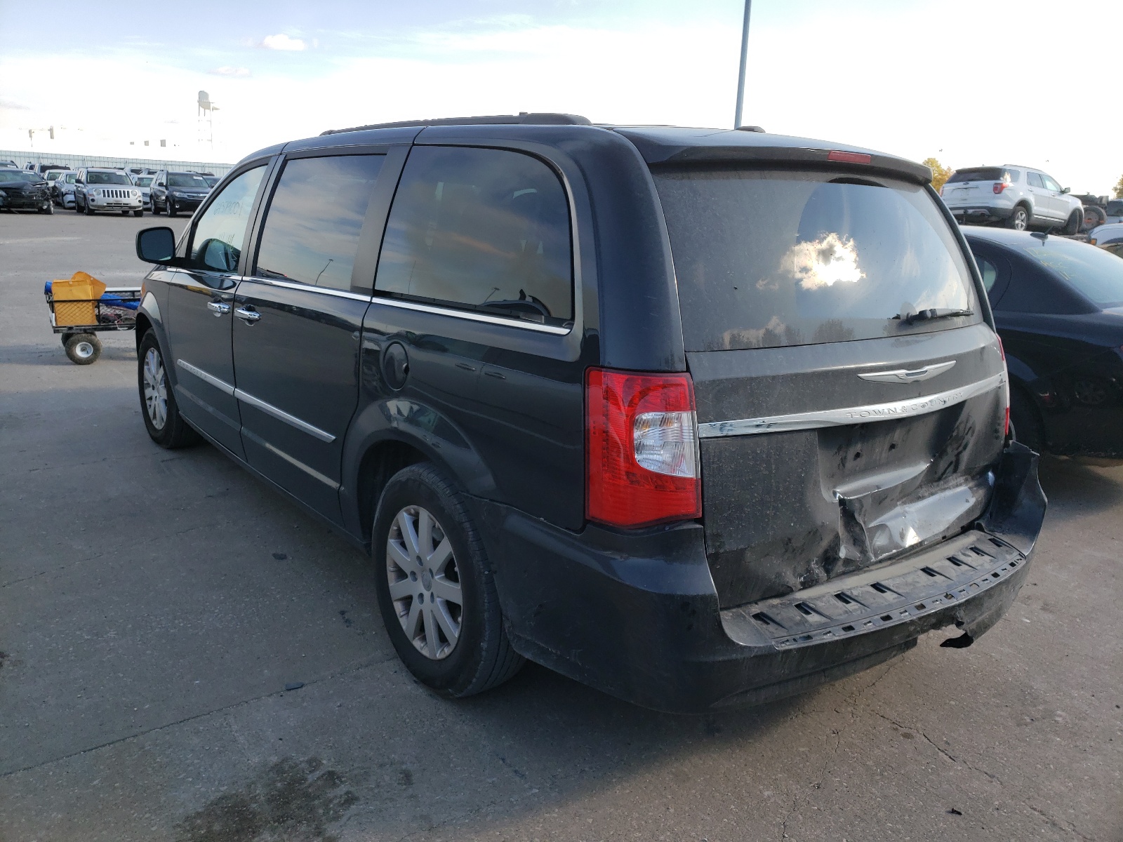 Photo 3 from auction – 2015 CHRYSLER TOWN AND C with VIN 2C4RC1BG3FR665214