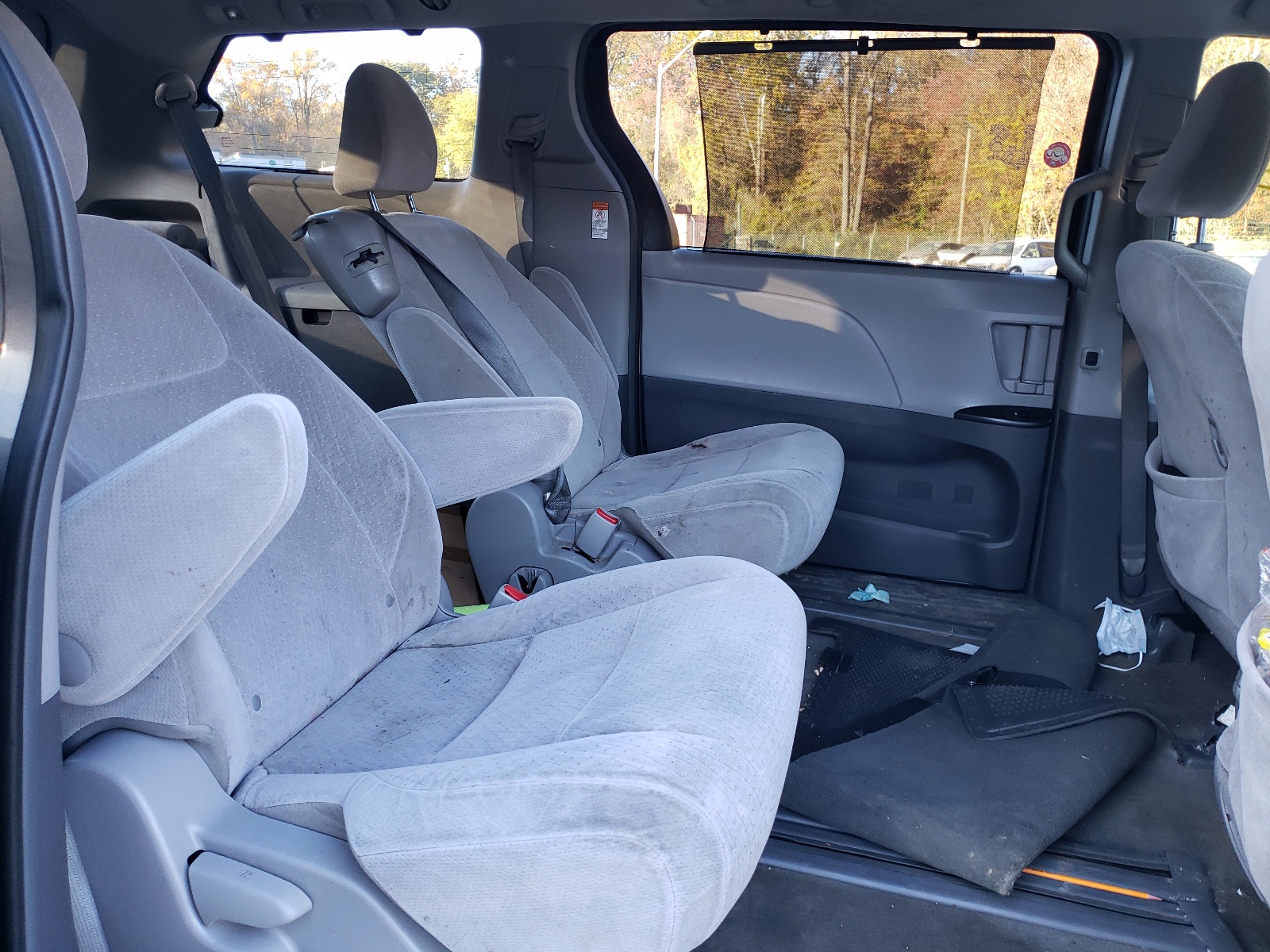 Photo 6 from auction – 2015 TOYOTA SIENNA LE with VIN 5TDKK3DC3FS559931