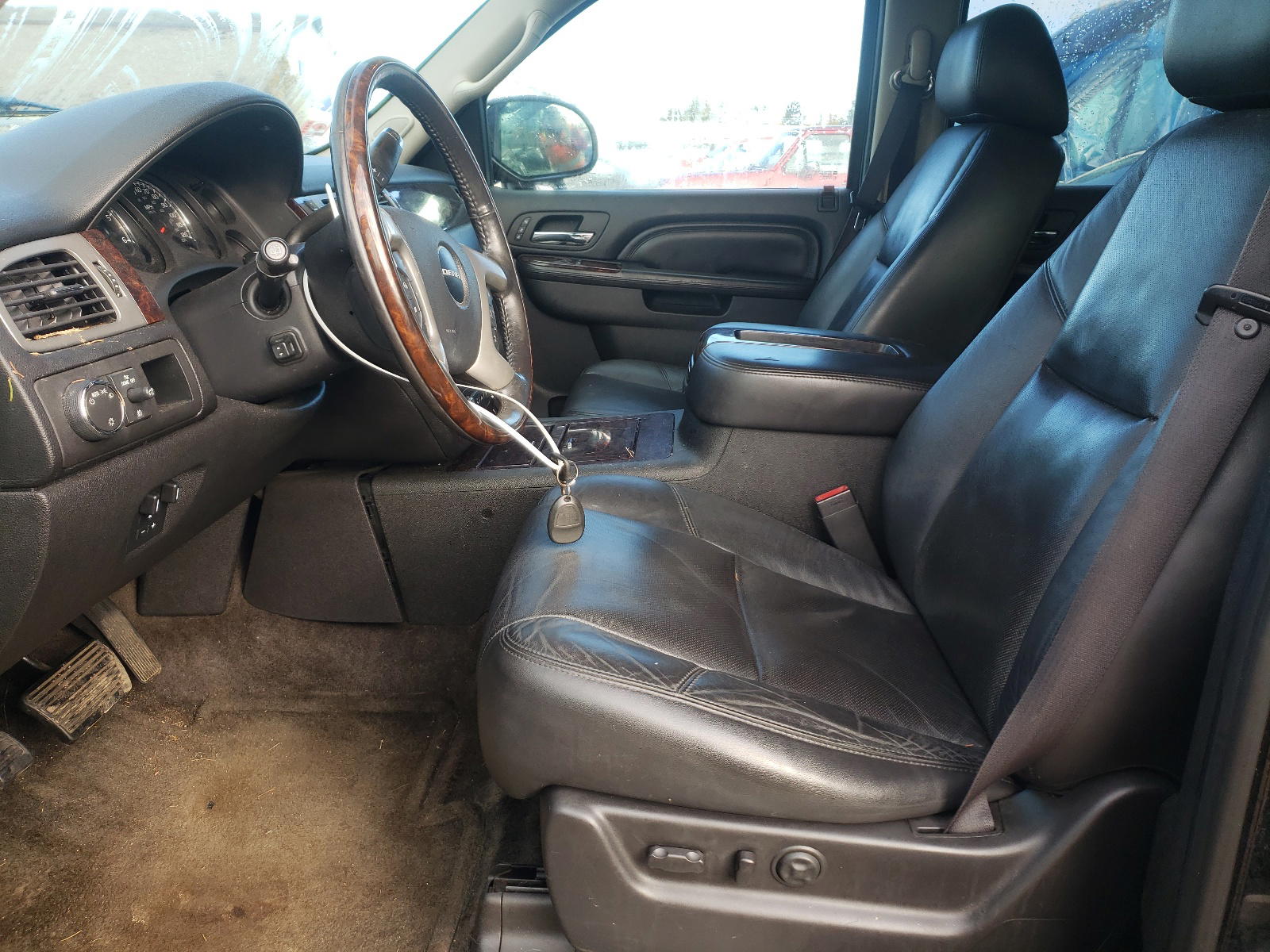 Photo 5 from auction – 2011 GMC YUKON DENA with VIN 1GKS2EEFXBR388239