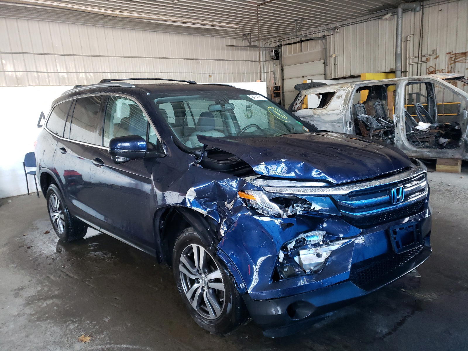 HONDA PILOT 2016 with VIN 5FNYF6H77GB102879 - Photo from auction