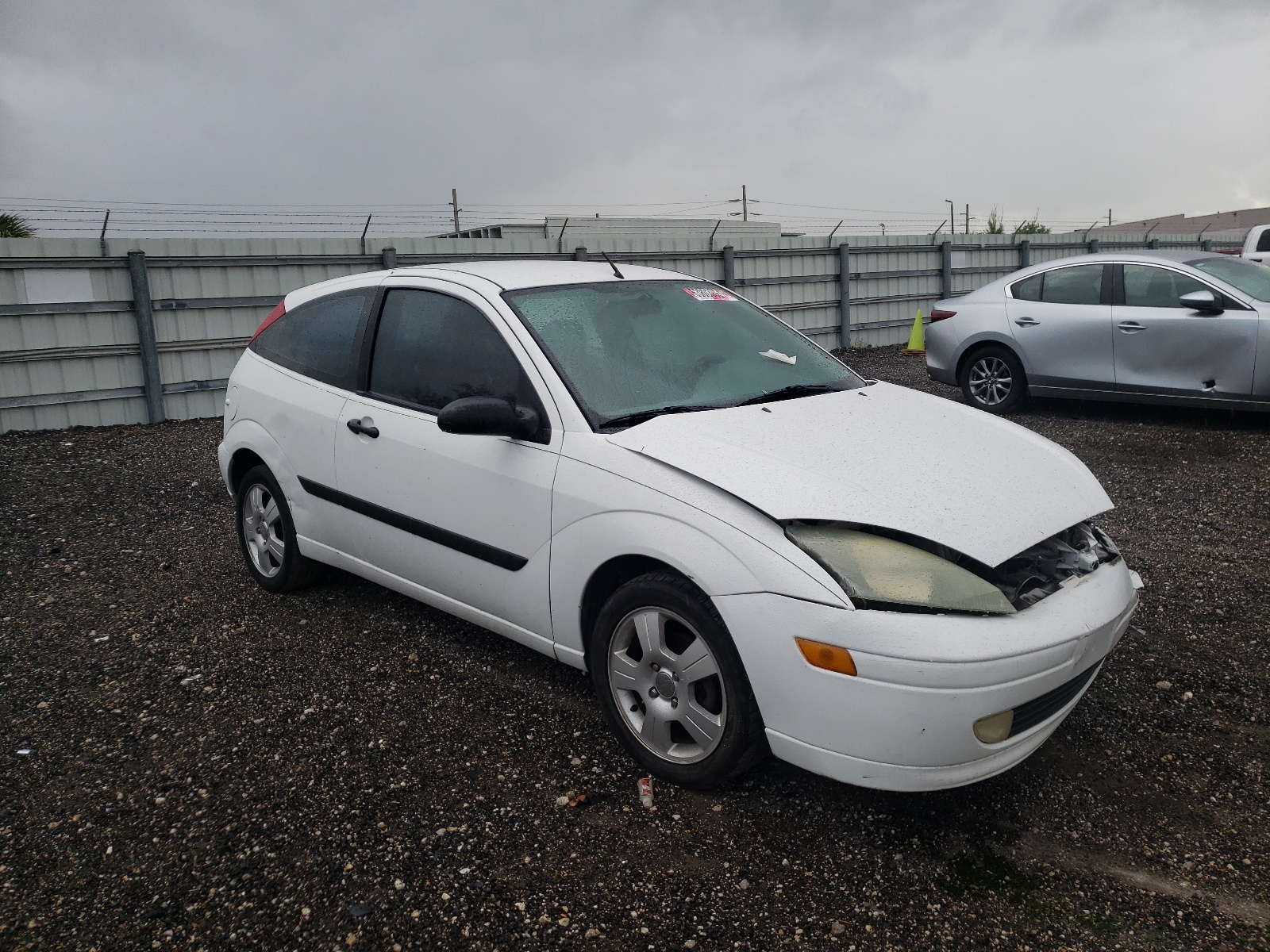 Zdjęcie 1 z aukcji – 2004 FORD FOCUS LX z VIN 3FAFP313X4R117807