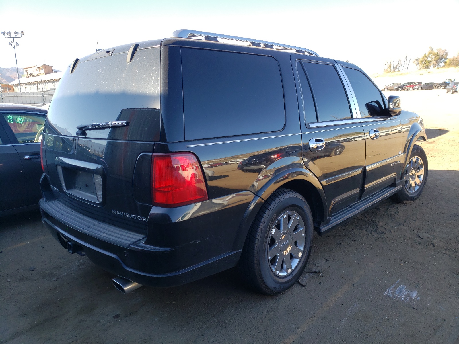 Photo 4 from auction – 2004 LINCOLN NAVIGATOR with VIN 5LMFU27R74LJ16582