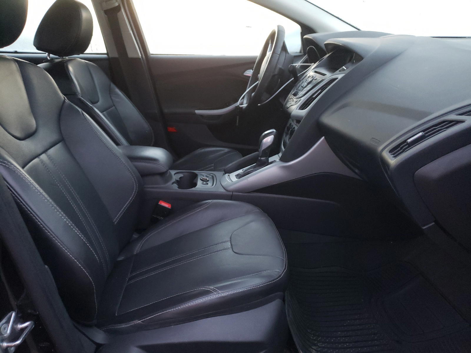 Photo 5 from auction – 2014 FORD FOCUS SE with VIN 1FADP3F28EL450479