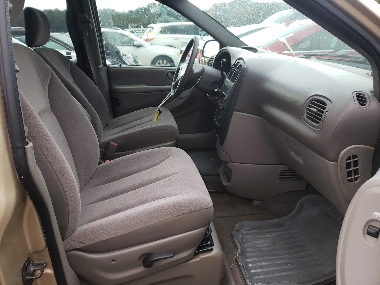 Photo 5 from auction – 2001 DODGE GRAND CARA with VIN 2B4GP44381R218472