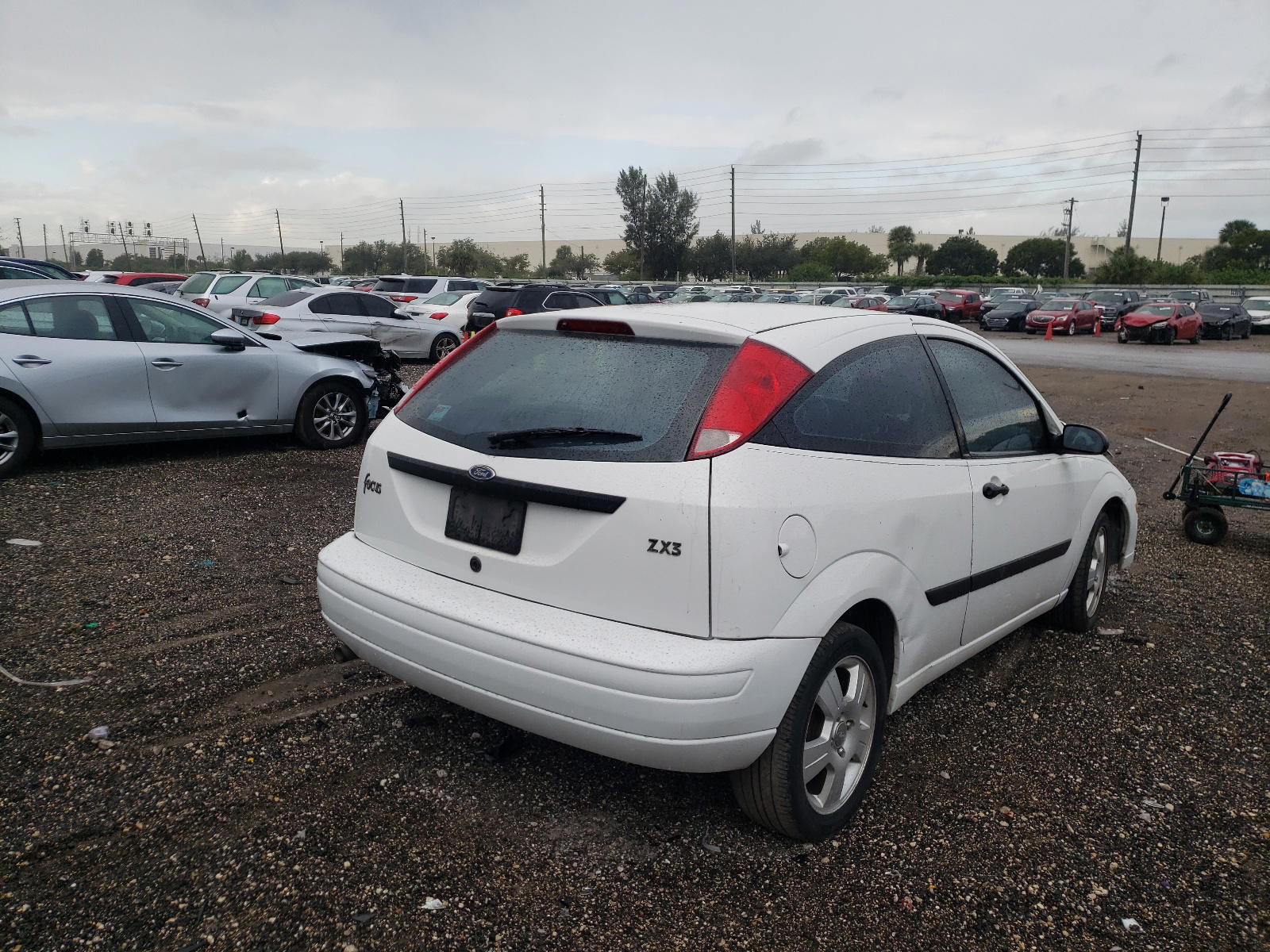 Photo 4 from auction – 2004 FORD FOCUS LX with VIN 3FAFP313X4R117807