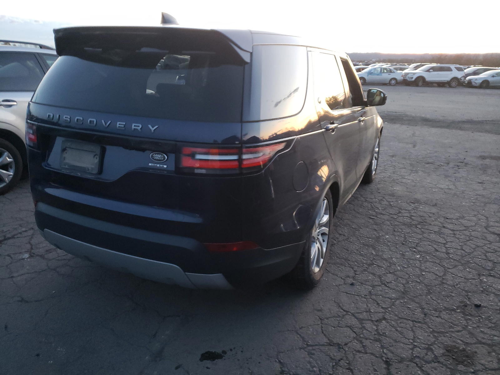 Photo 4 from auction – 2017 LAND ROVER DISCOVERY with VIN SALRRBBV5HA010989
