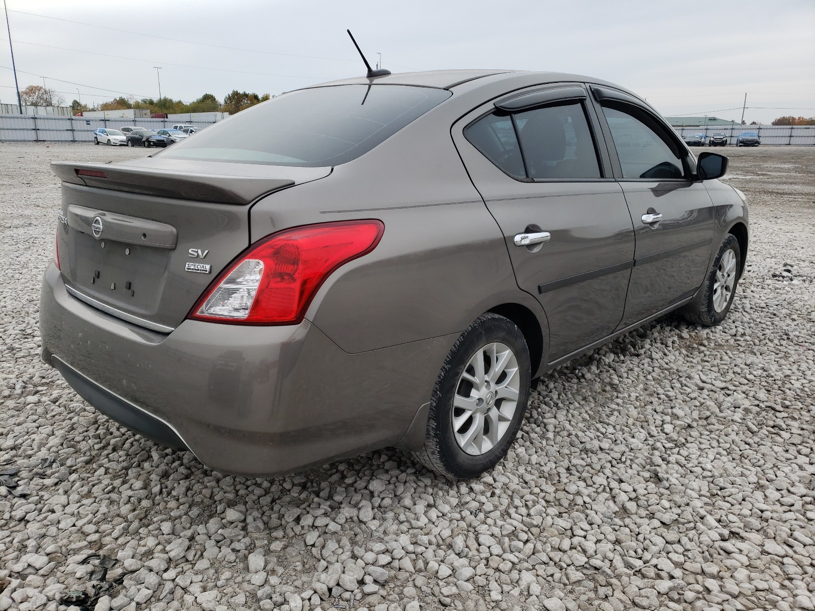 صورة رقم 4 من المزاد - 2017 NISSAN VERSA S مع VIN 3N1CN7AP1HL809897