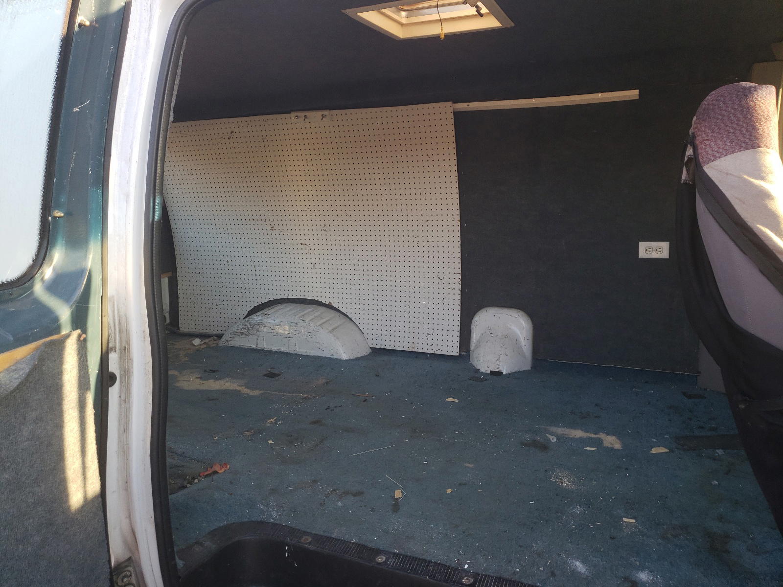 Photo 6 from auction – 2002 FORD ECONOLINE with VIN 1FTRE14232HA77511