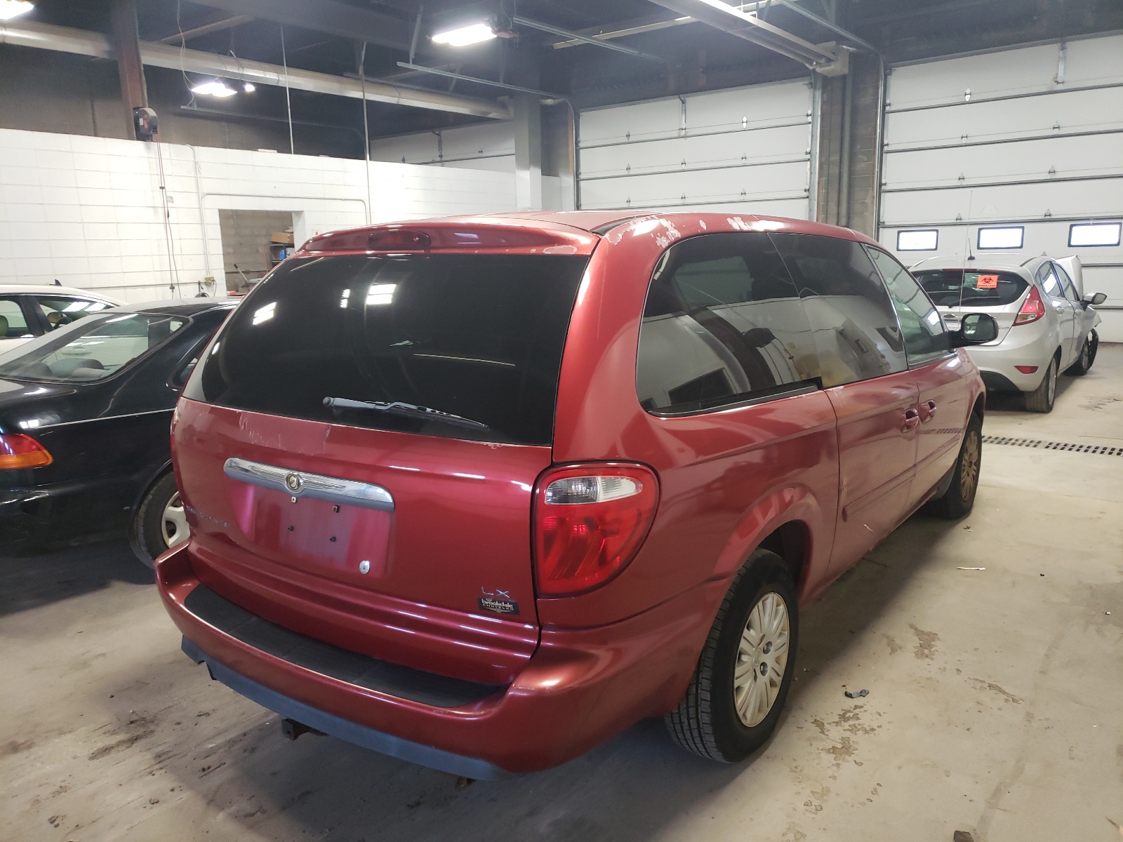 Photo 4 from auction – 2006 CHRYSLER TOWN & COU with VIN 1A4GP44R96B609850