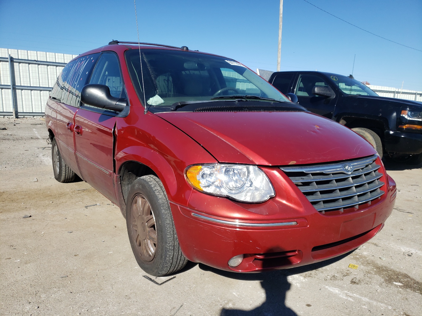 Photo 1 from auction – 2005 CHRYSLER TOWN & COU with VIN 2C8GP64L35R481973