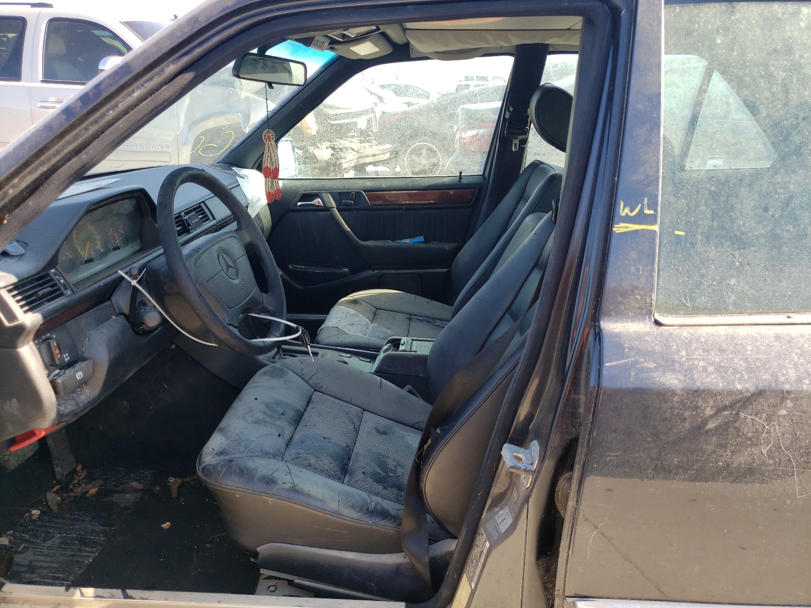 Photo 9 from auction – 1995 MERCEDES-BENZ E 320 BASE with VIN WDBEA32EXSC262377