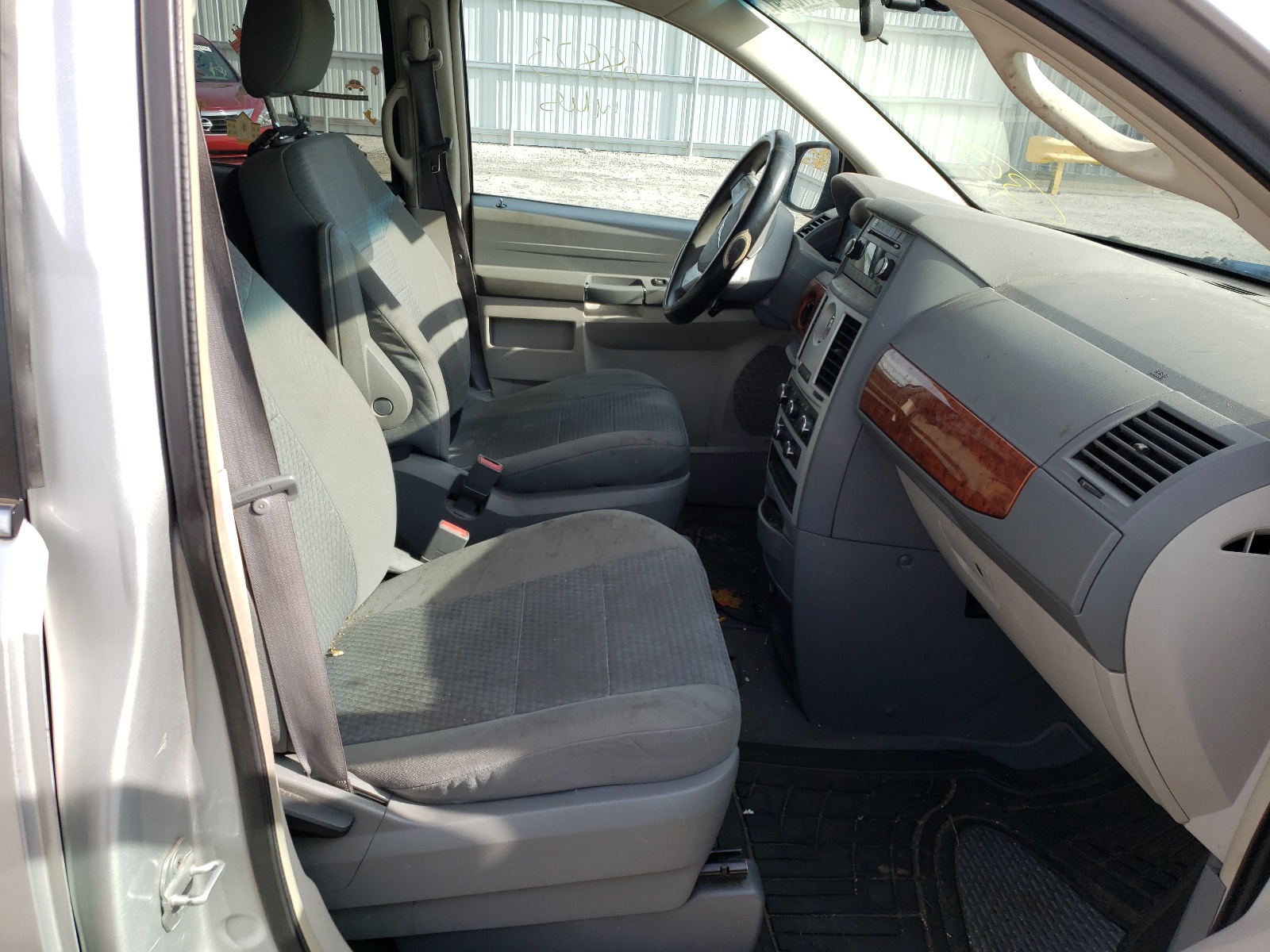 Photo 5 from auction – 2009 CHRYSLER TOWN & COU with VIN 2A8HR44E19R549062